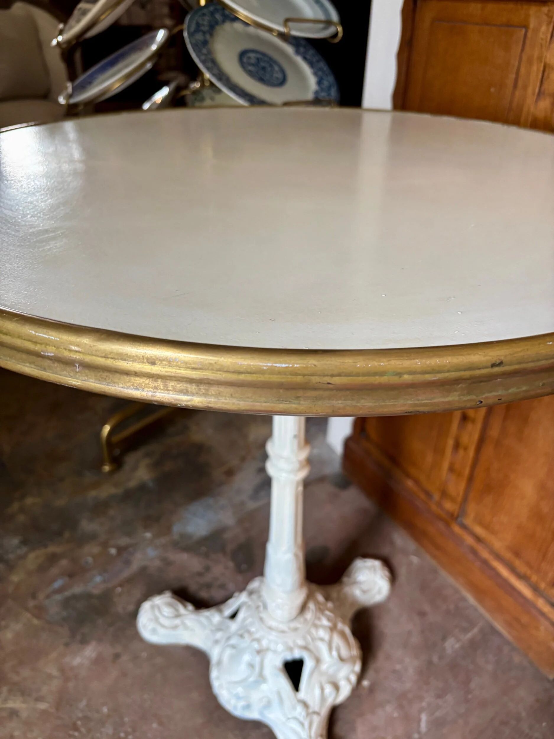 Bistro table in cast iron and beige melamine ⌀ 60 cm