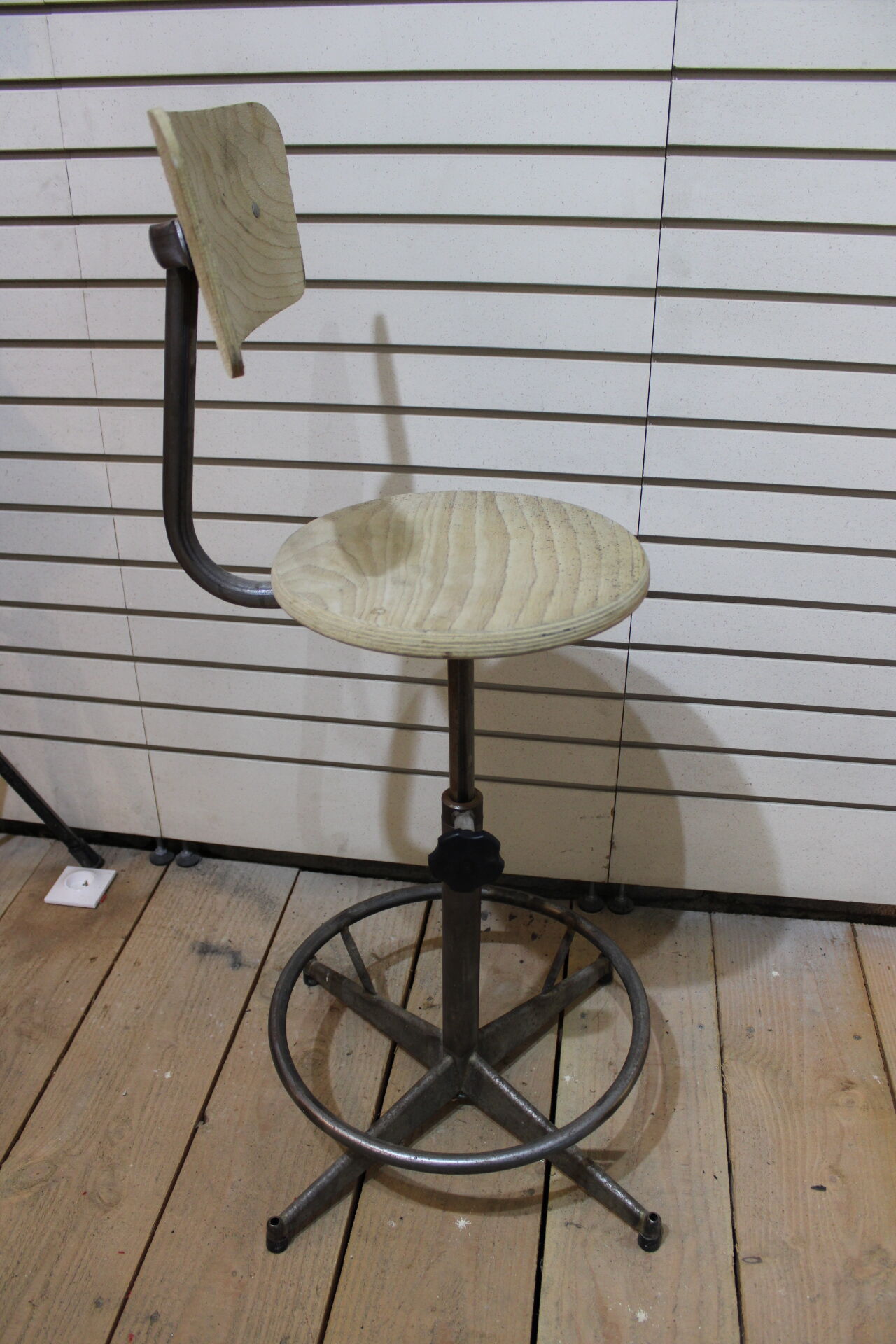 2 Vintage bar stools - adjustable height