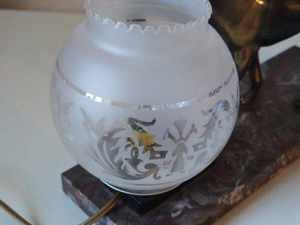 Lampe de table Art déco chien de chasse sur socle en marbre