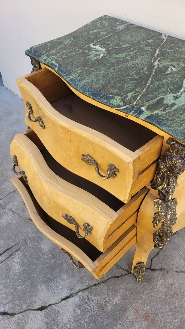 Commode galbée style Louis XV en marqueterie en loupe d'orme et bronze