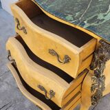 Commode galbée style Louis XV en marqueterie en loupe d'orme et bronze