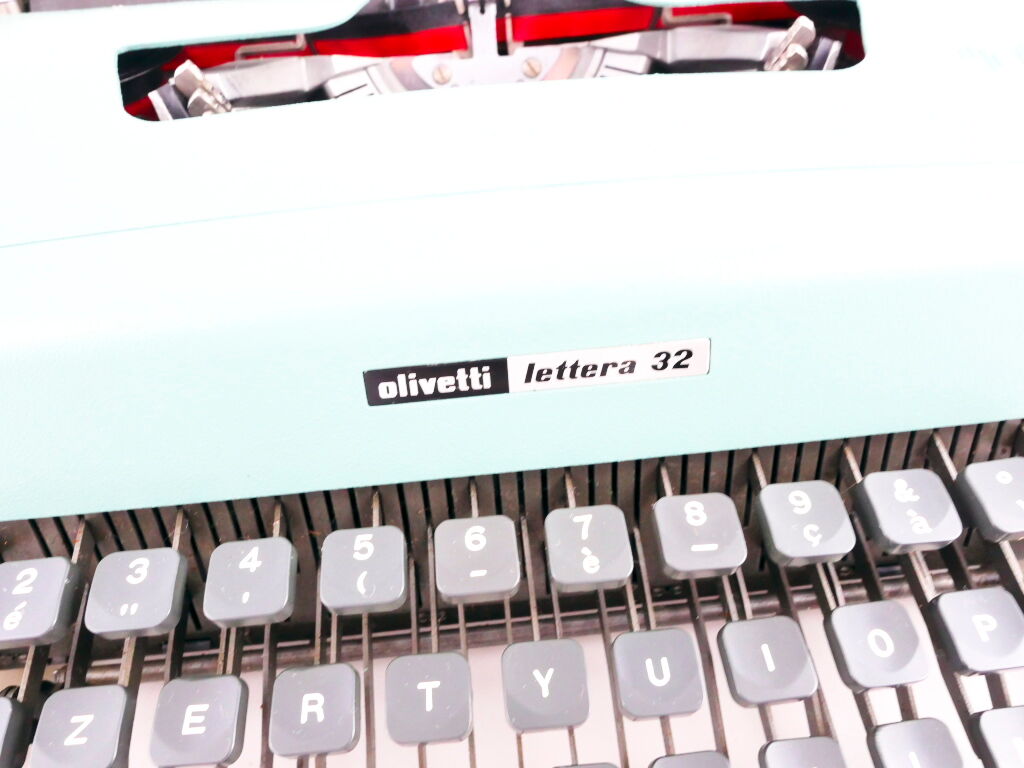 Typewriter, olivetti lettera 32 blue pastel