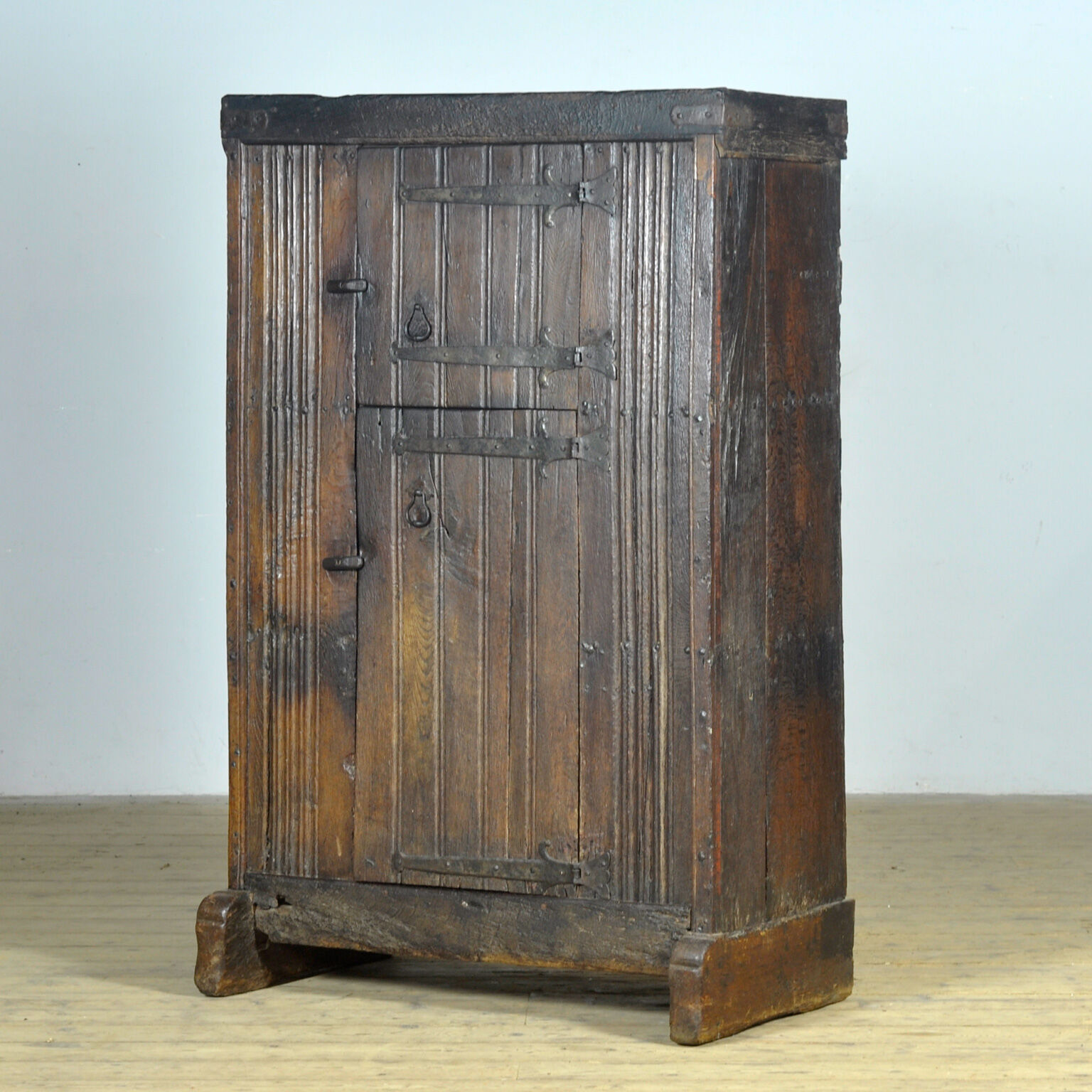 Basque oak storage cabinet, 17th century