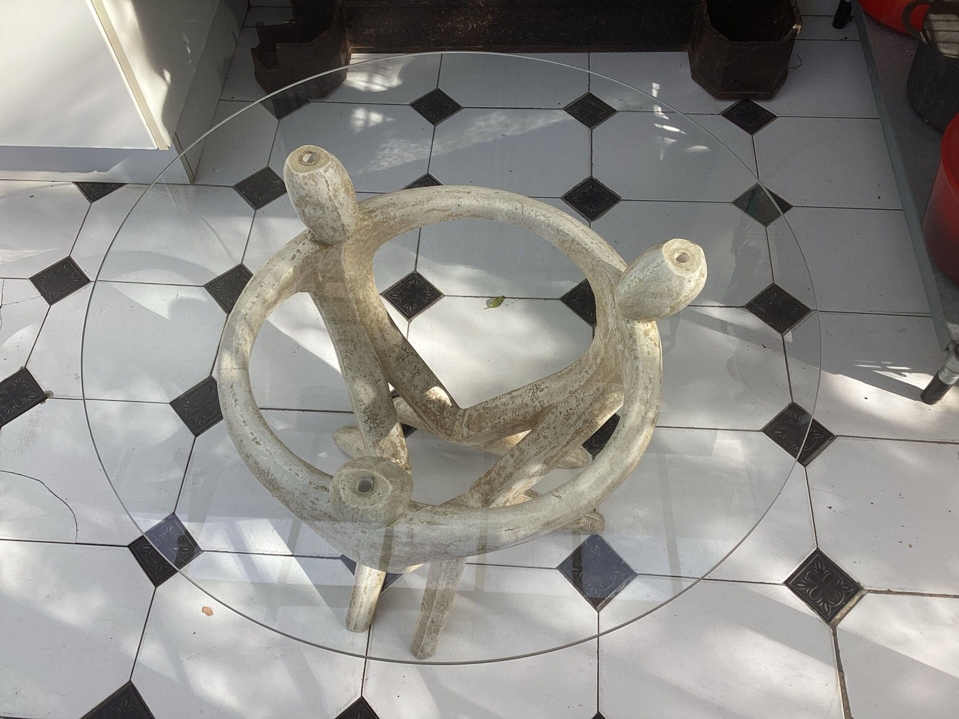 Table basse année  70 en pierre reconstituée de style brutaliste