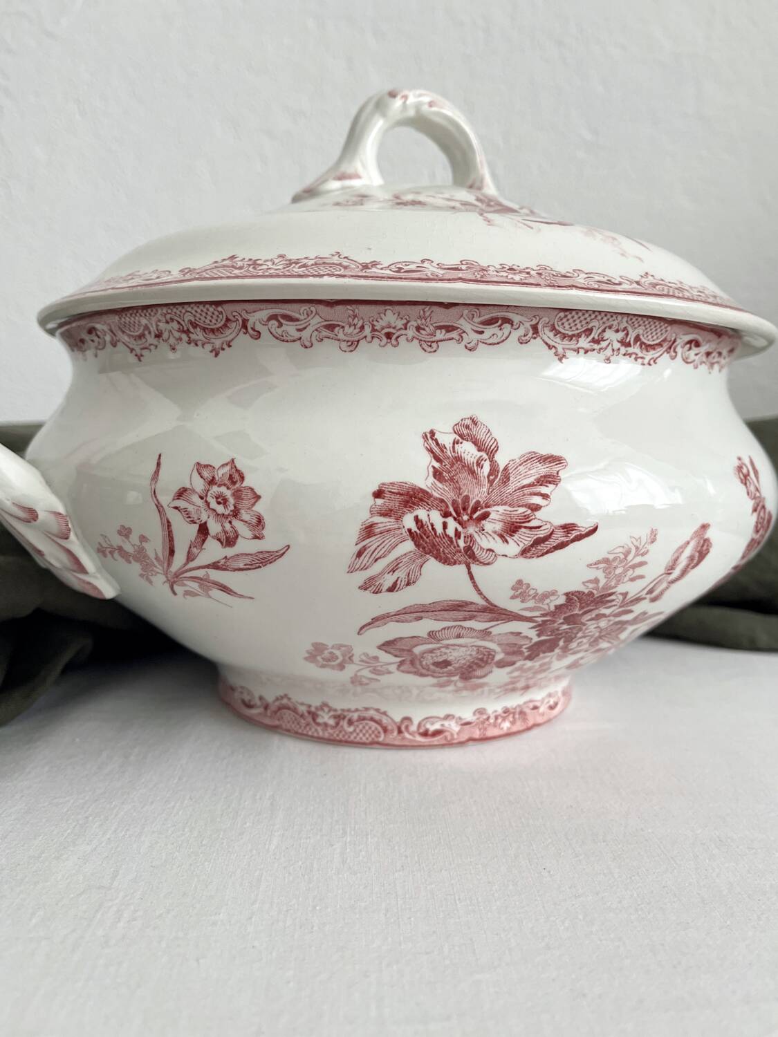 Fontanges ironstone tureen, Sarreguemines