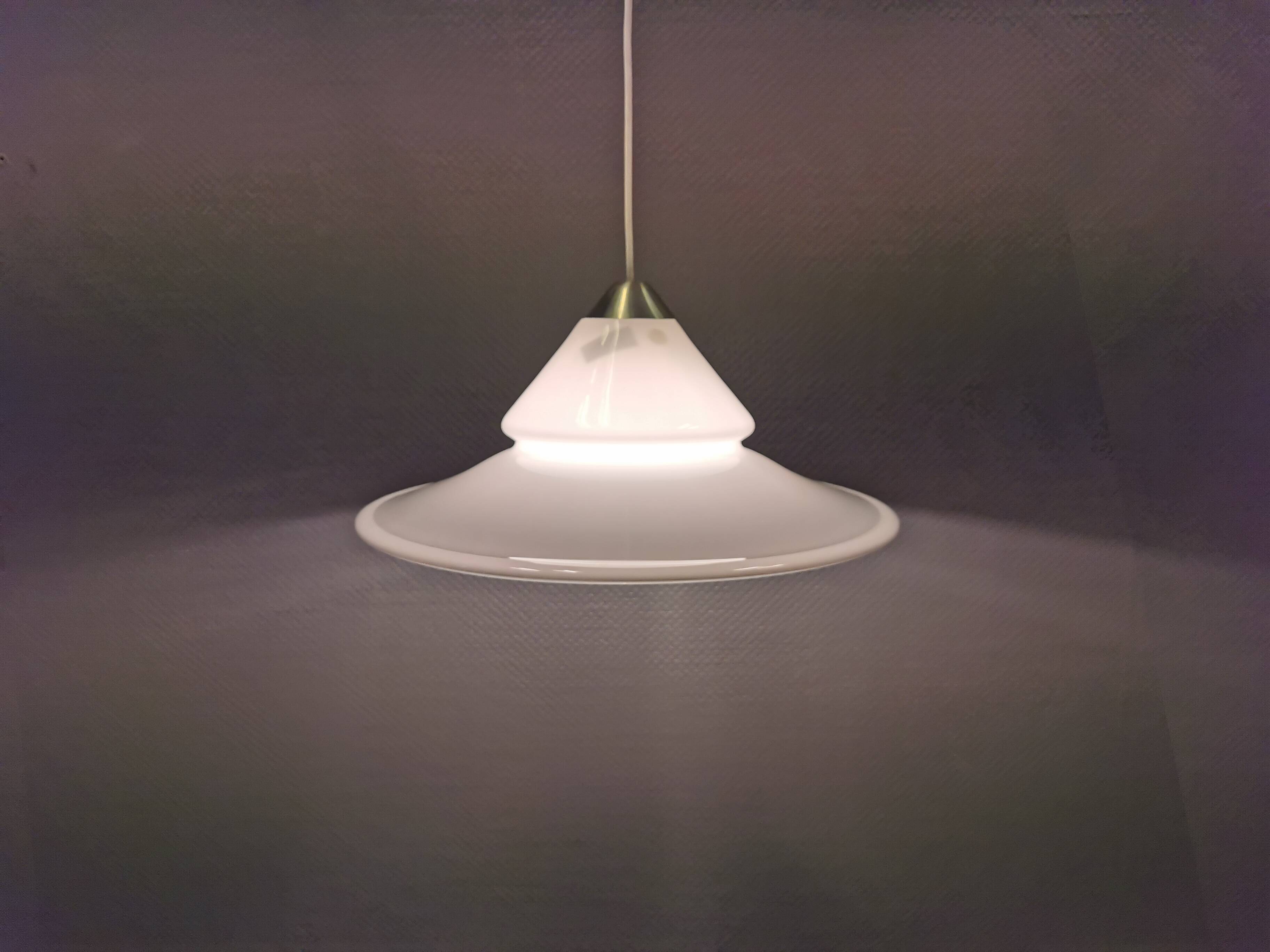 Lampe suspendue en verre opale, de la verrerie danoise Holmegaard, années 1980