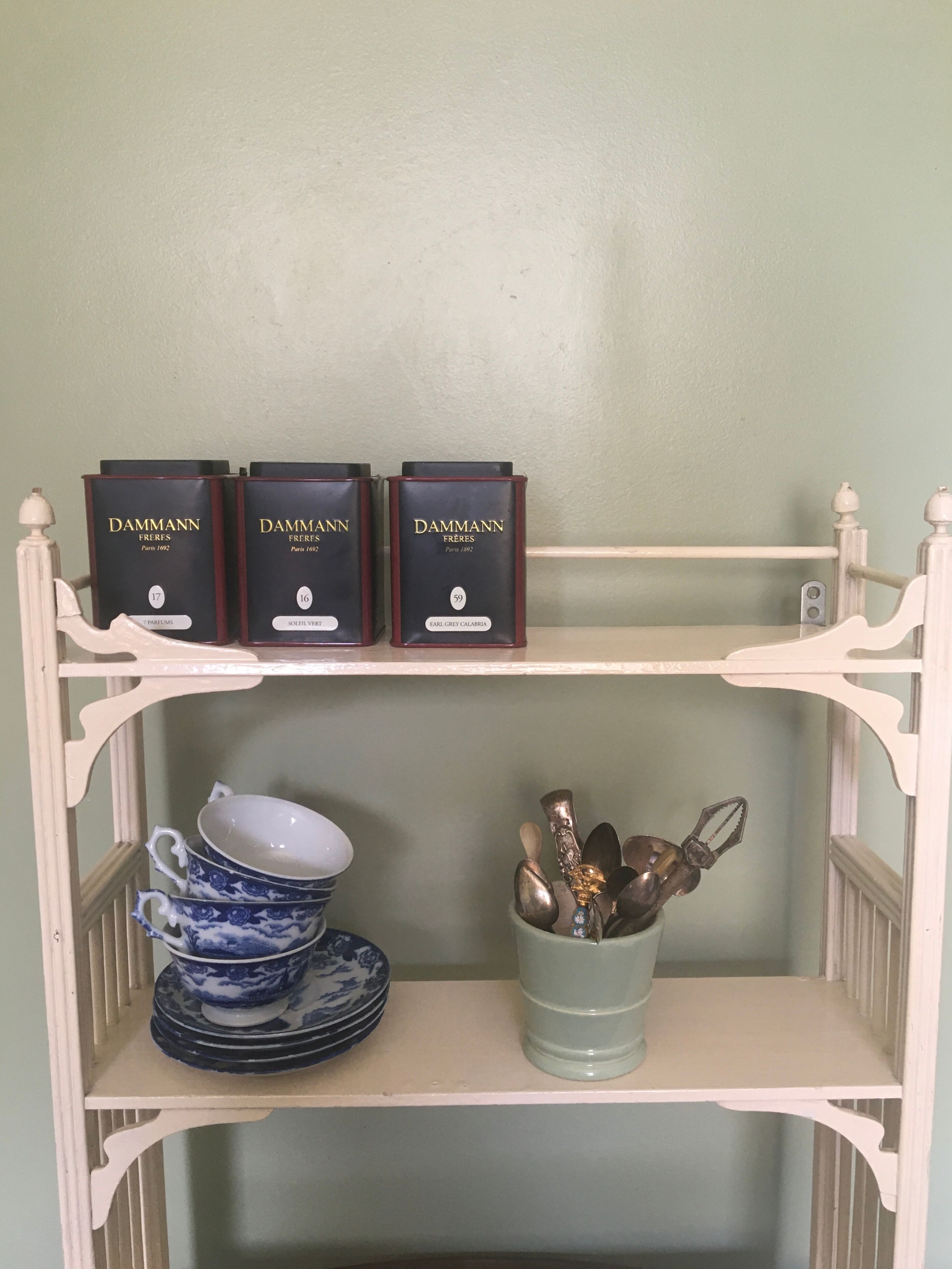Wall-mounted shelf cabinet to hang