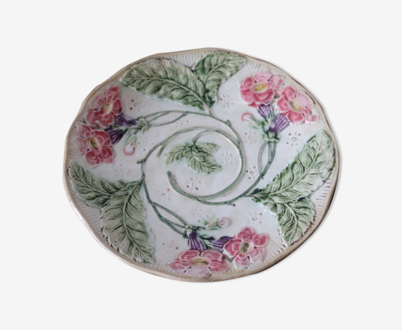 Assiette en barbotine ancienne
