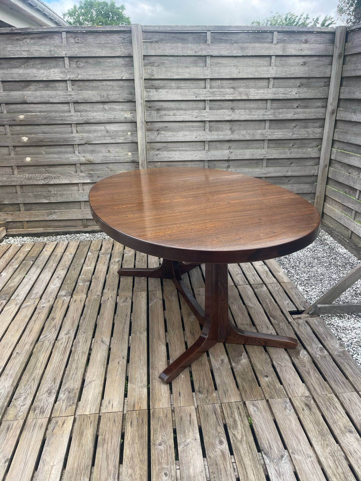 Extendable oval table Baumann, for up to 12 place settings.