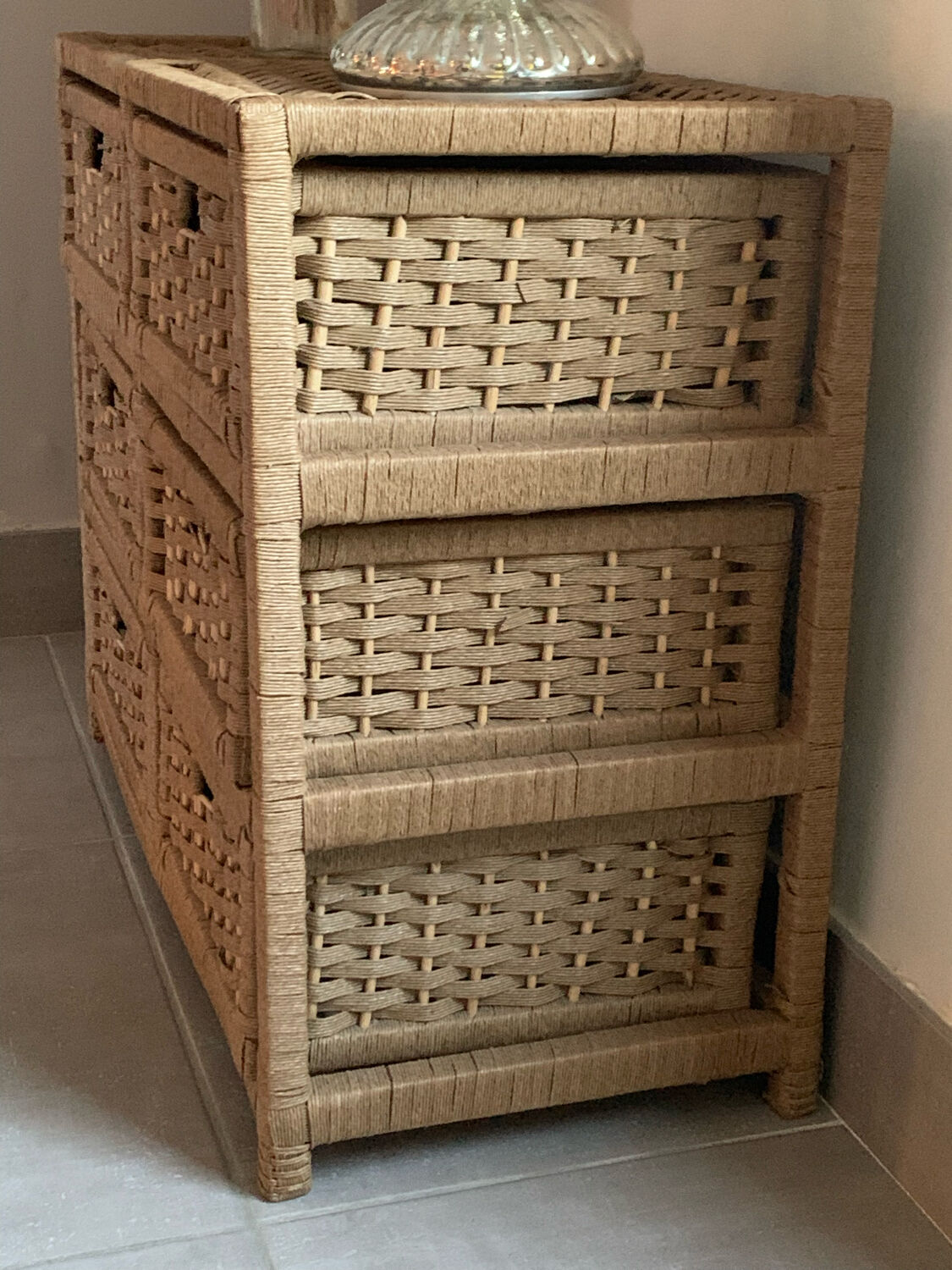 Side cabinet with drawers
