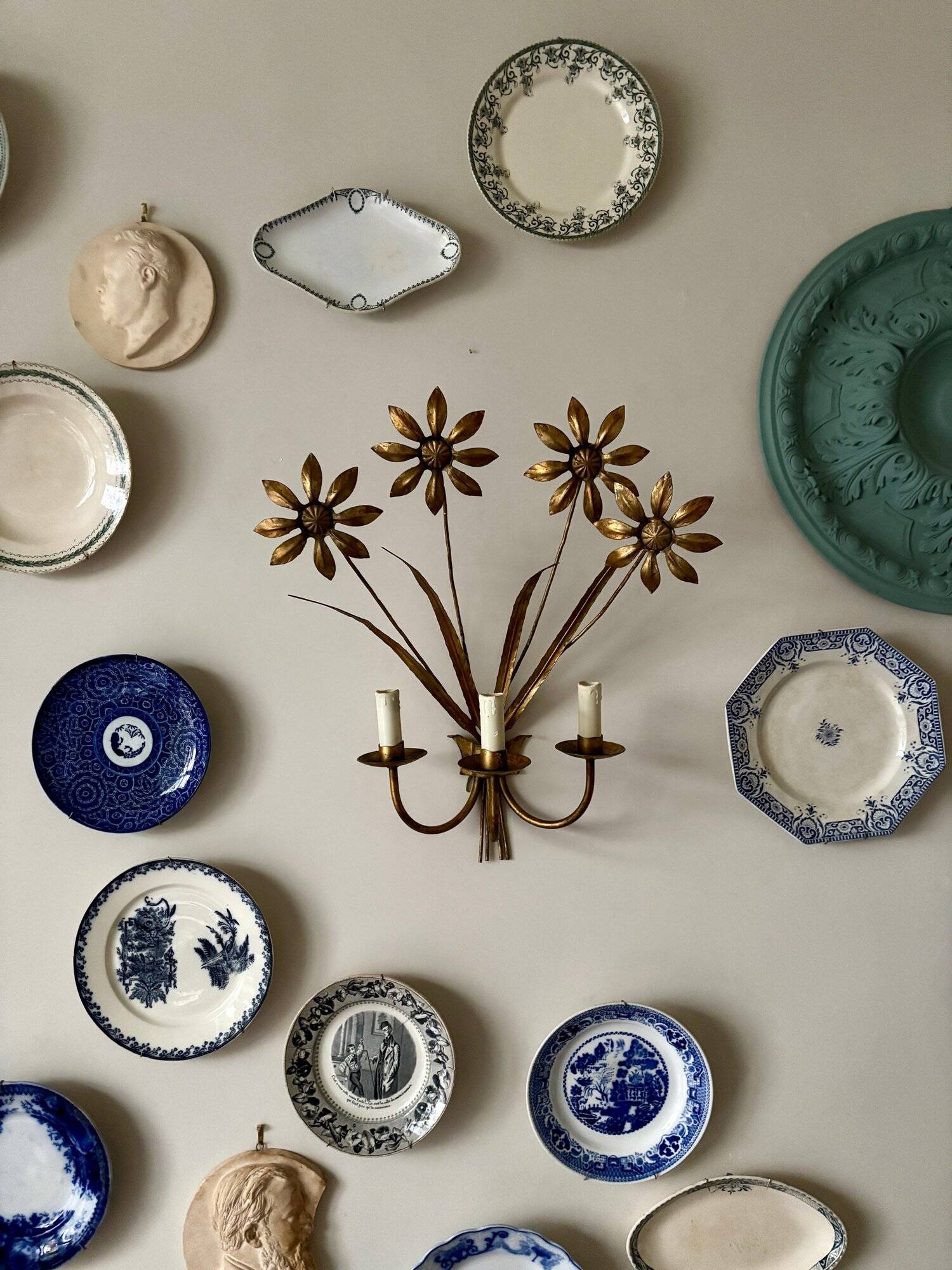 3-light flower wall light in gold metal