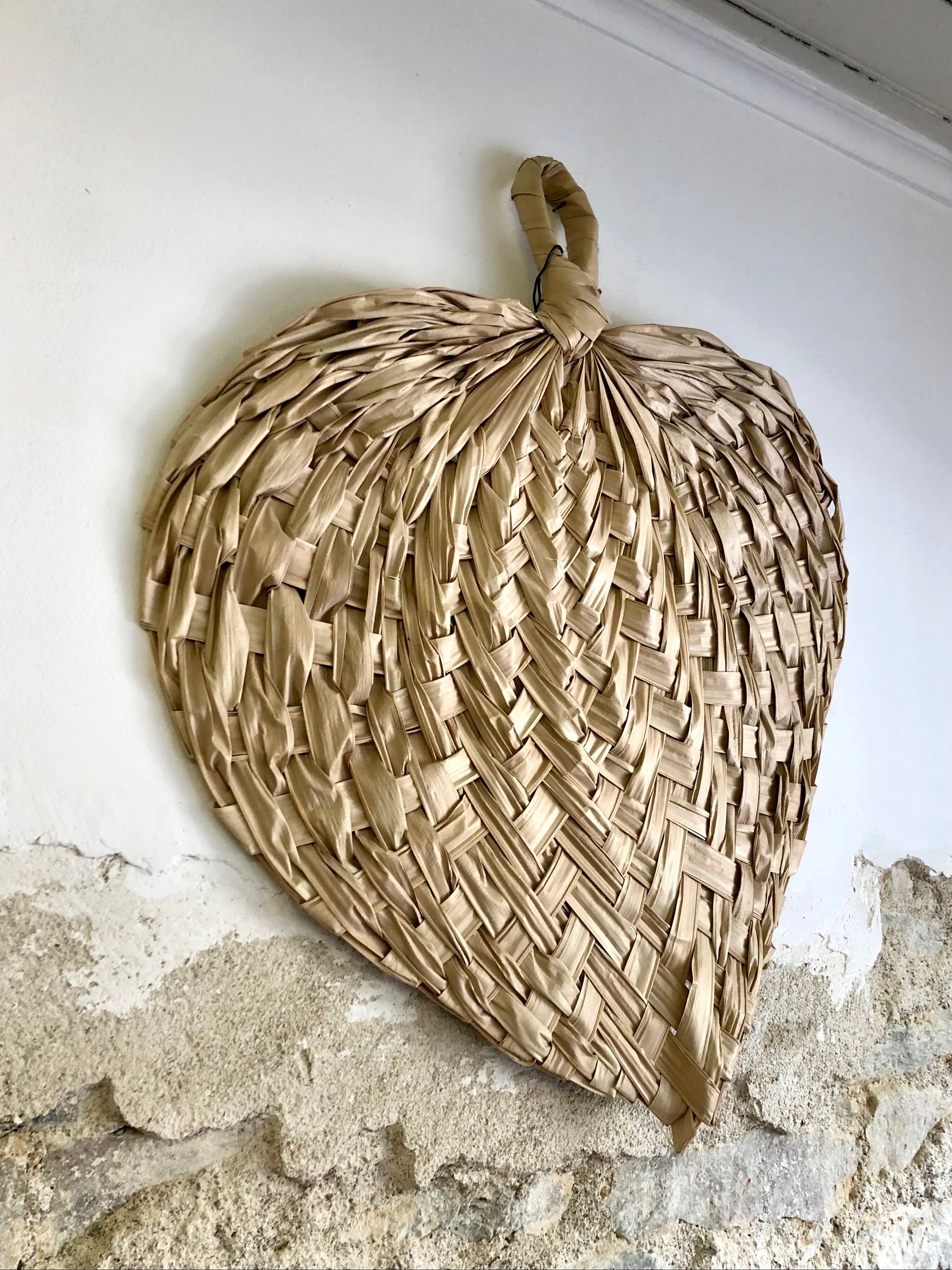 Braided palm leaf eventail