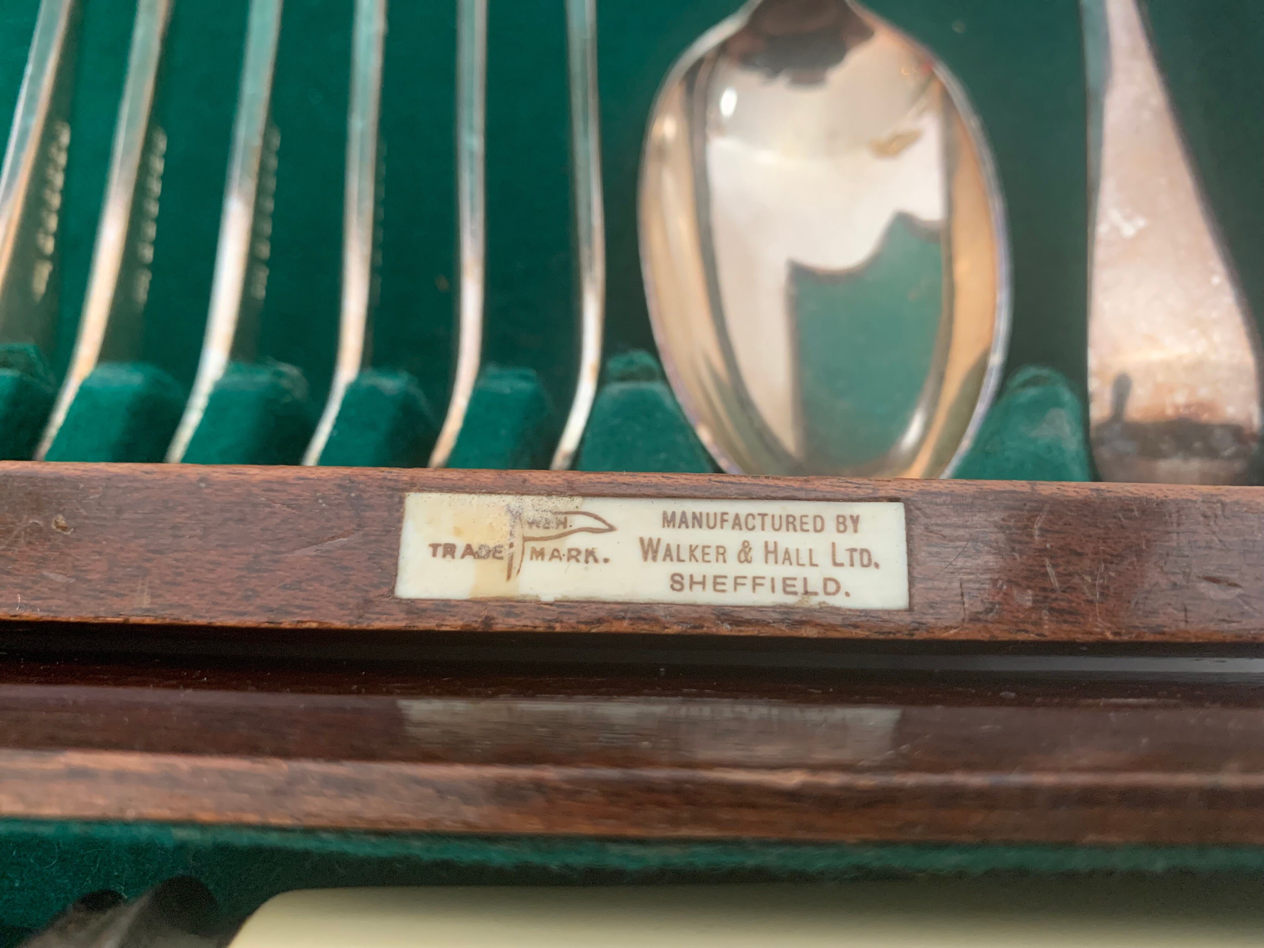 English housewife in silver metal in its XX century case