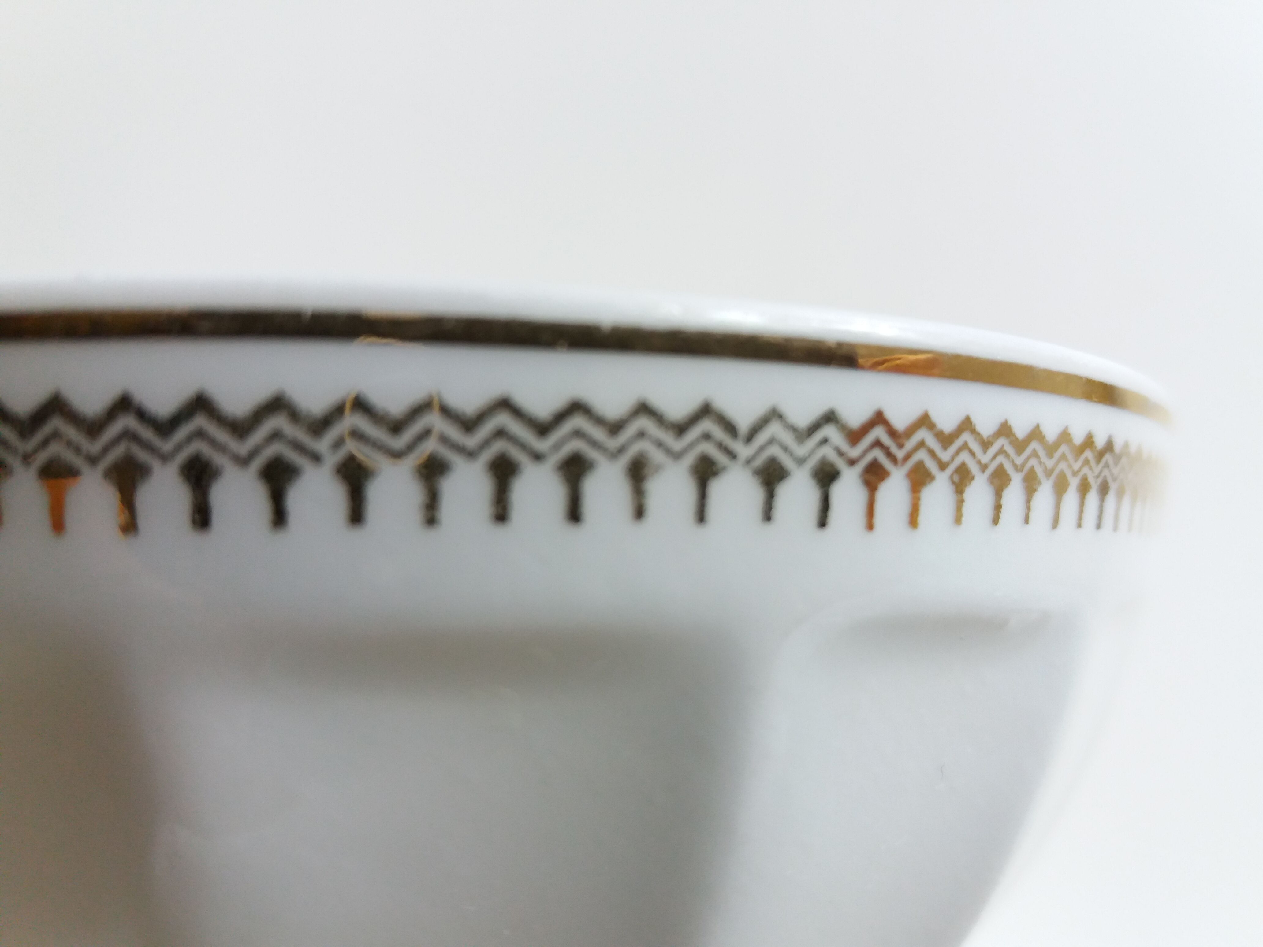 Set 4 old white and gold bowls