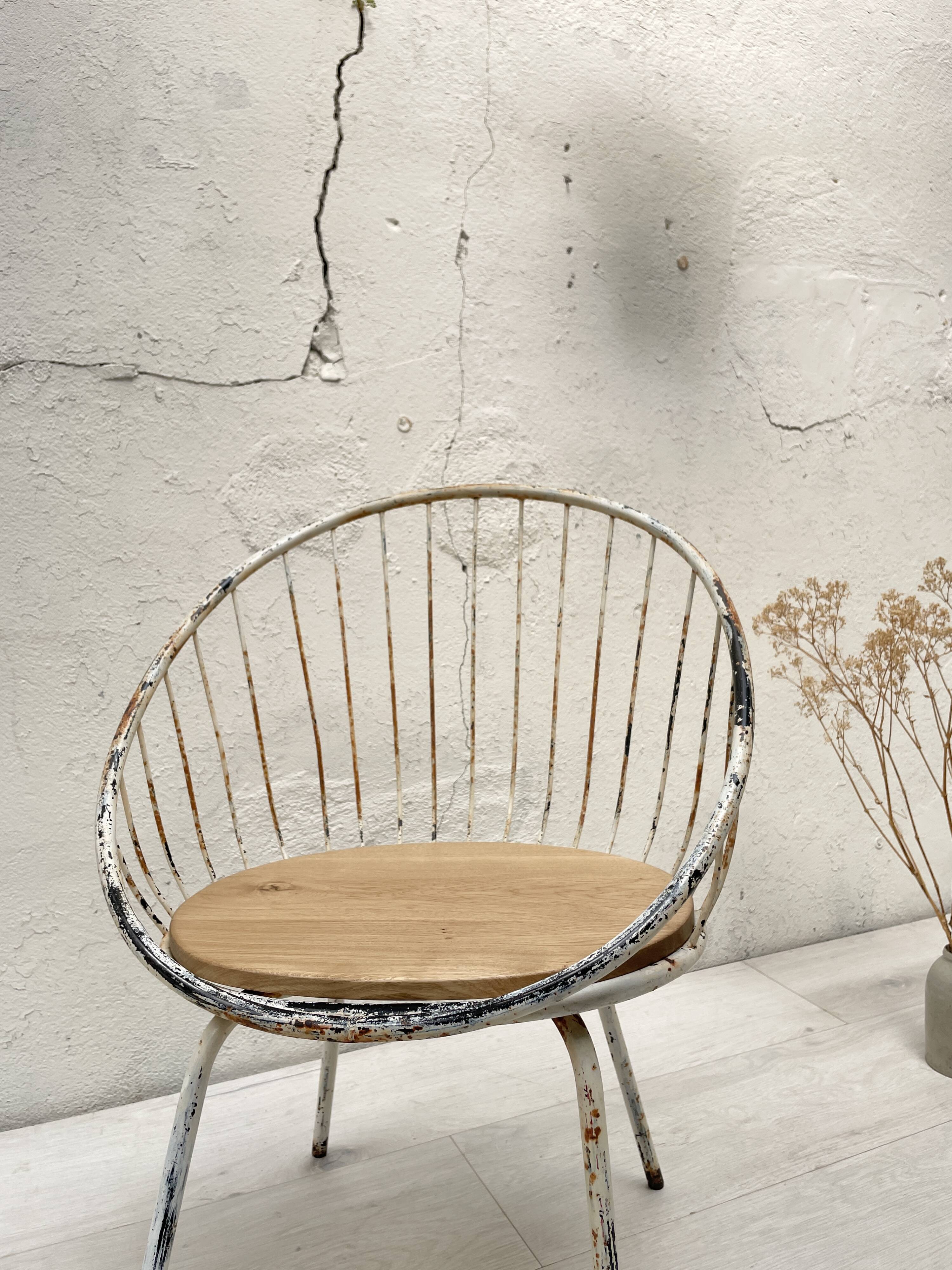 Basket armchair in metal and wood.