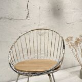 Fauteuil corbeille en métal et bois.