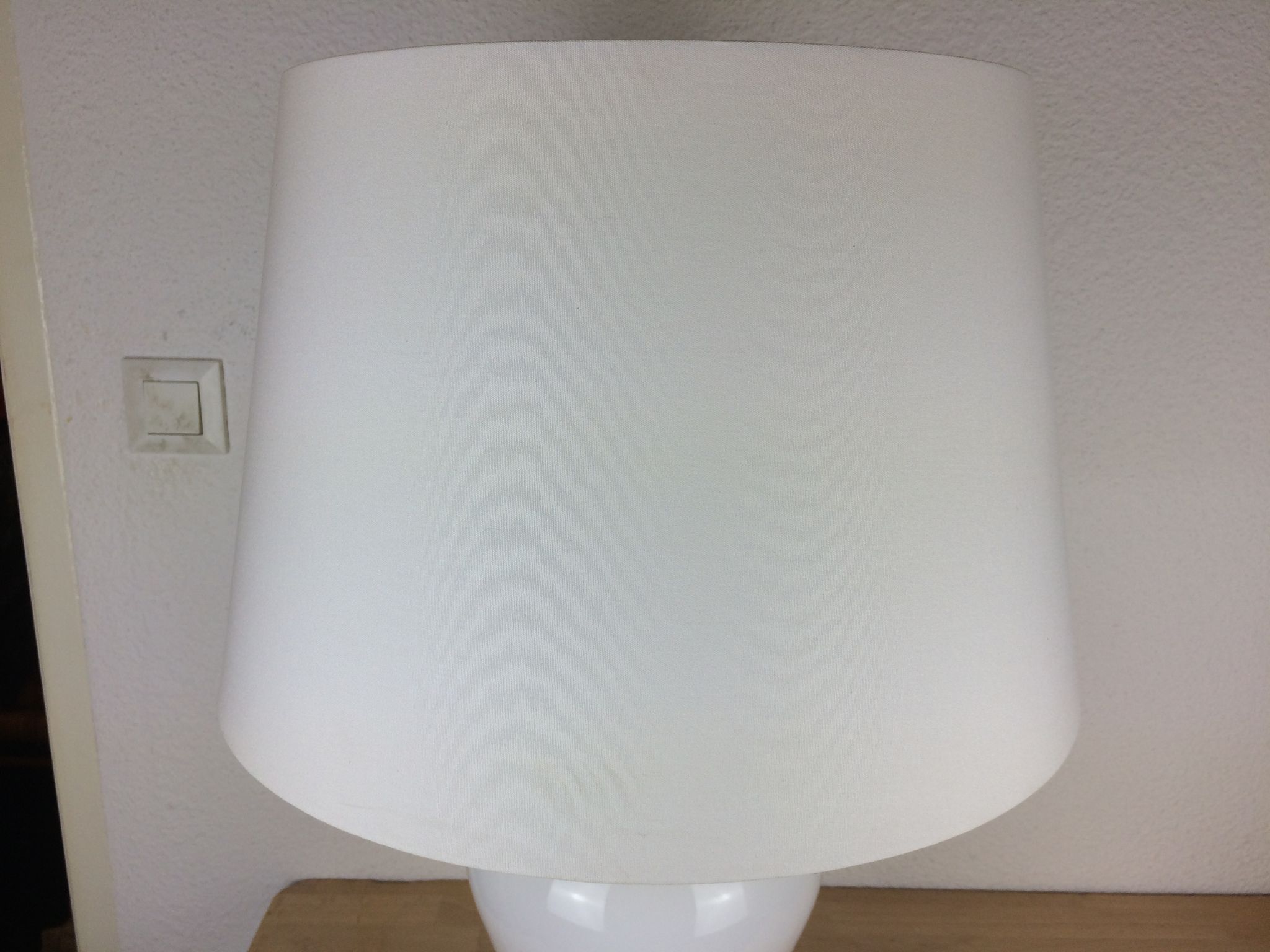 Lampe à poser opaline années 70 space age pied balustre