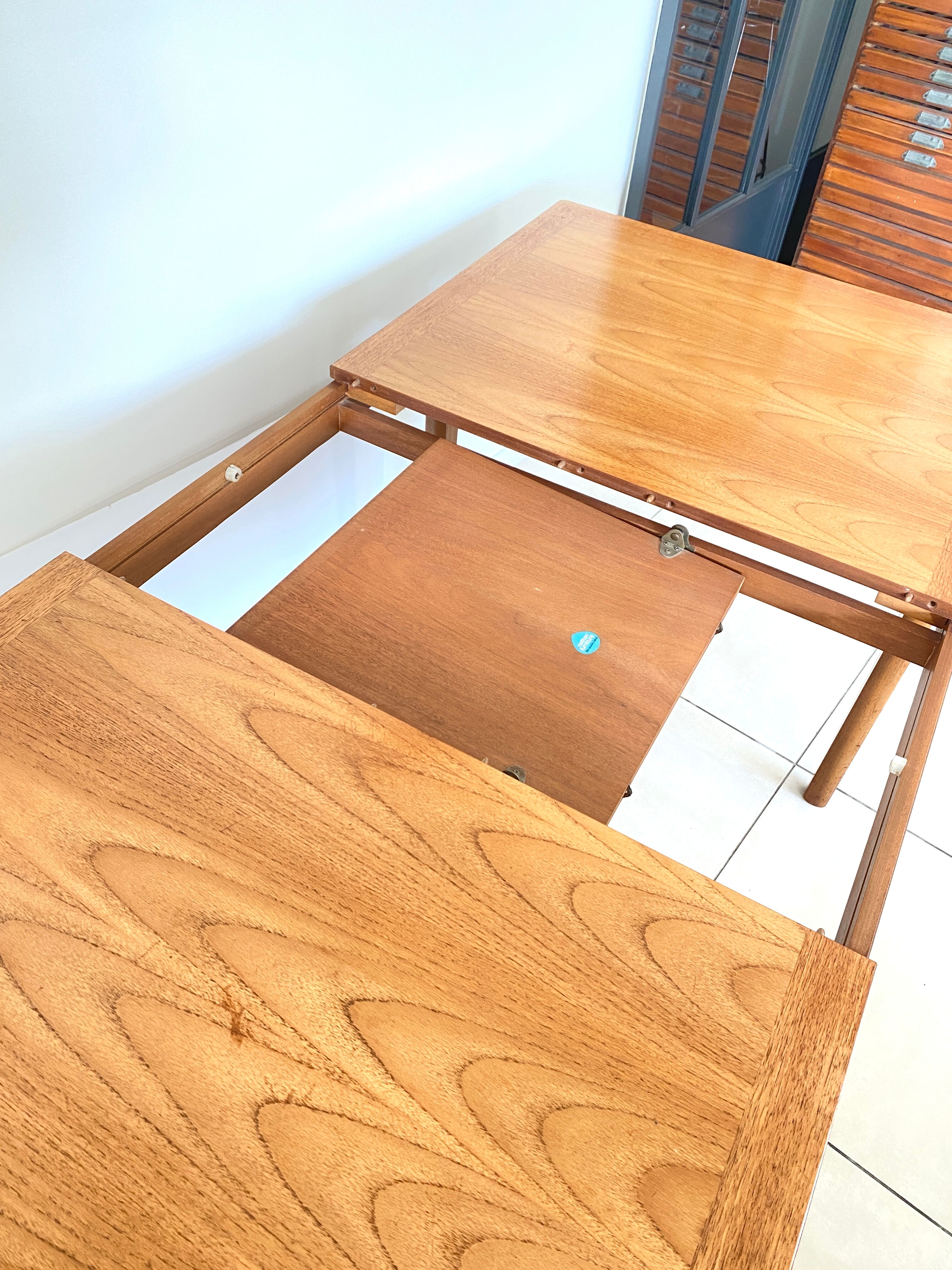 Extendable dining table in NATHAN teak