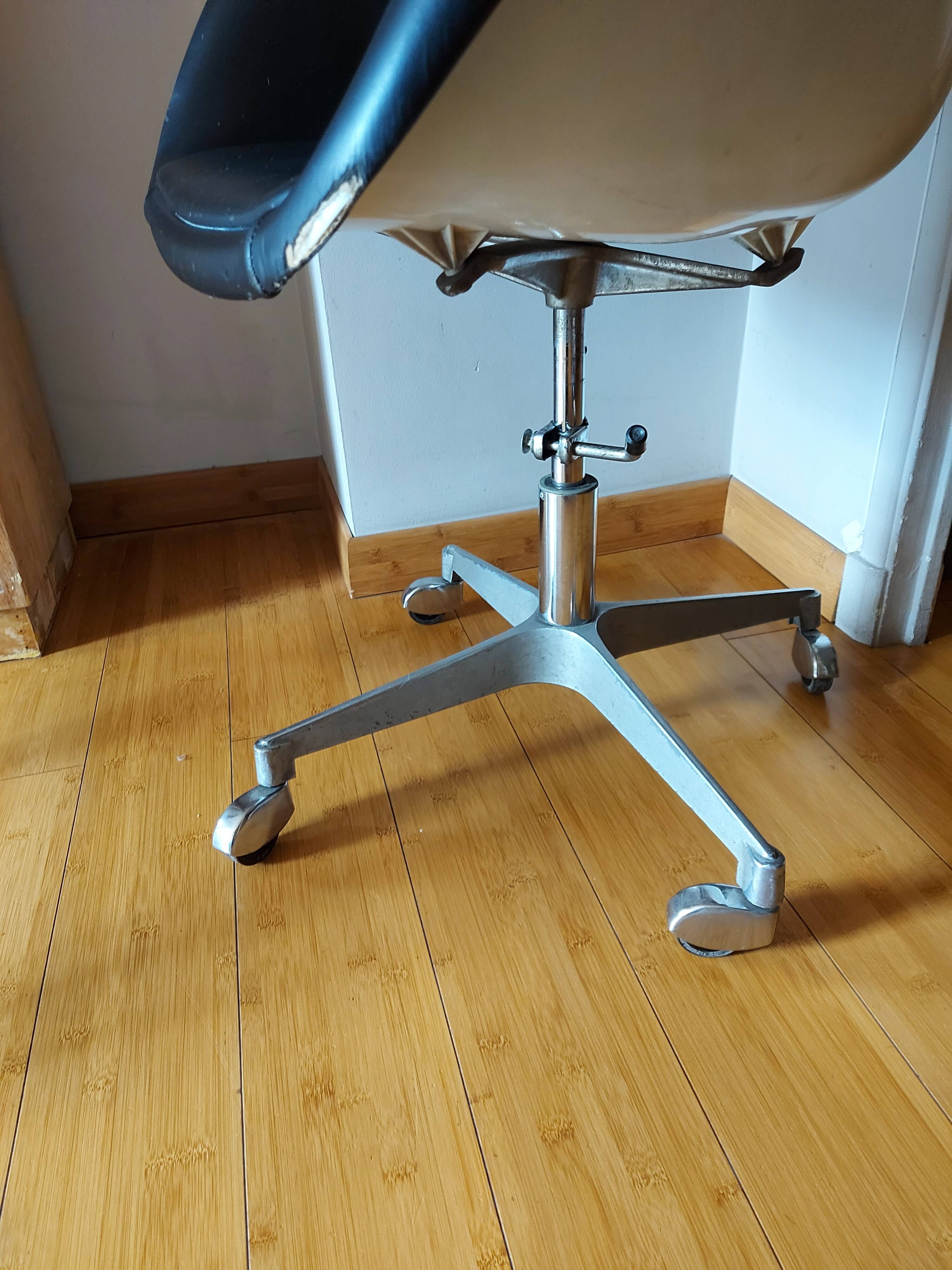 Strafor swivel-hulled office chair