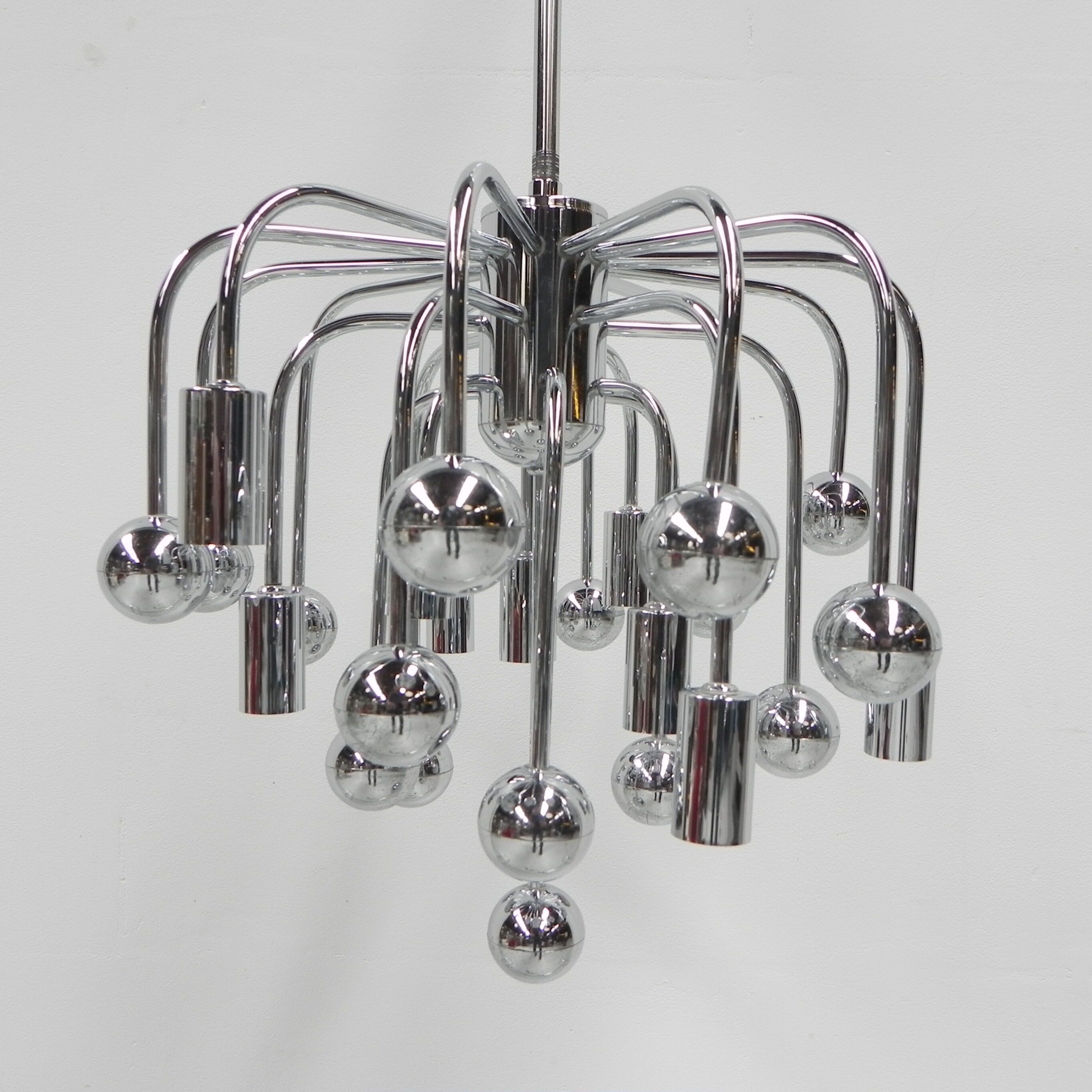 Suspension Spoutnik vintage avec 9 points lumineux et 16 globes chromés