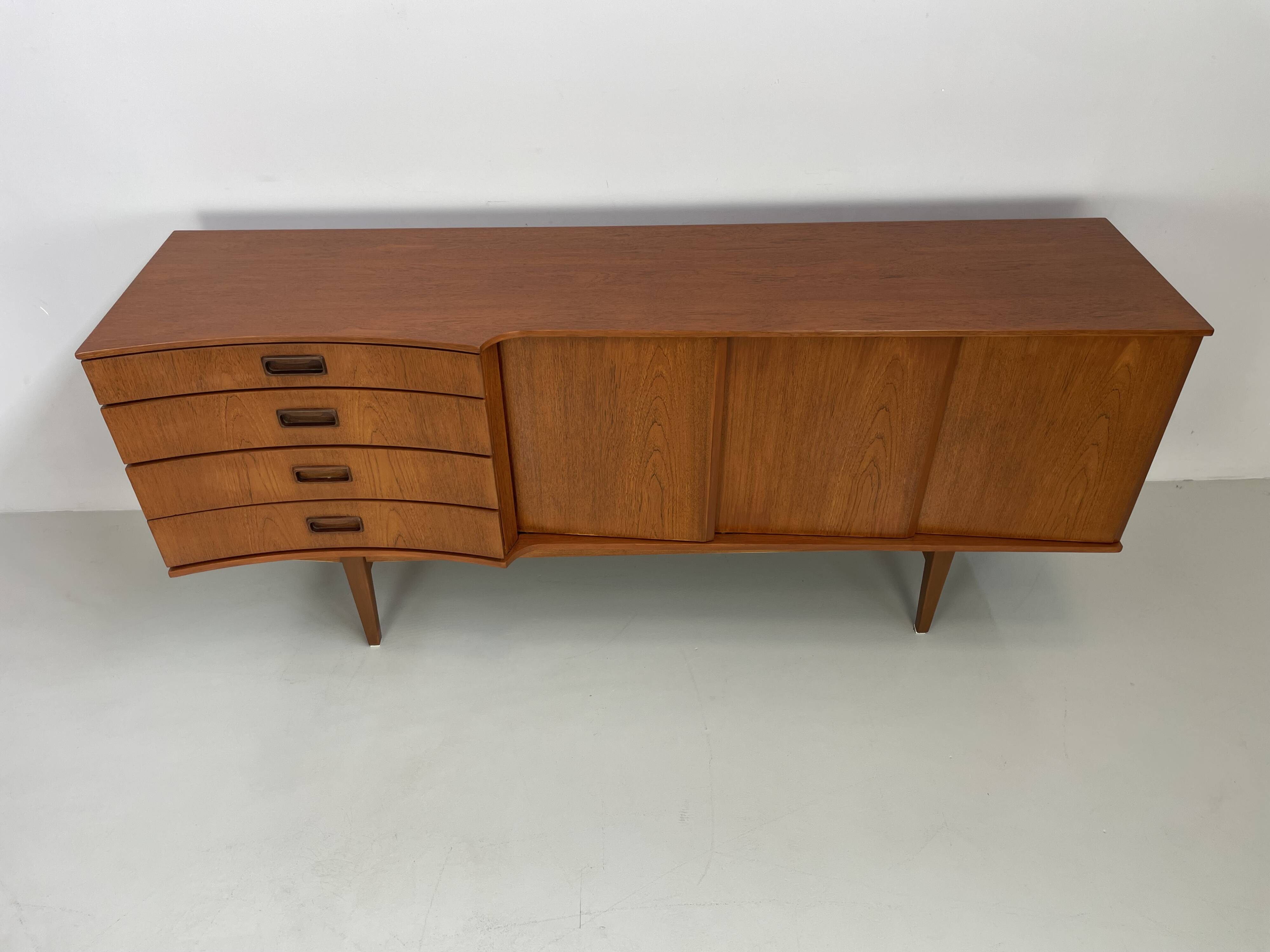 Buffet vintage unique et très rare des années 60.