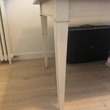 Extendable solid wood dining table