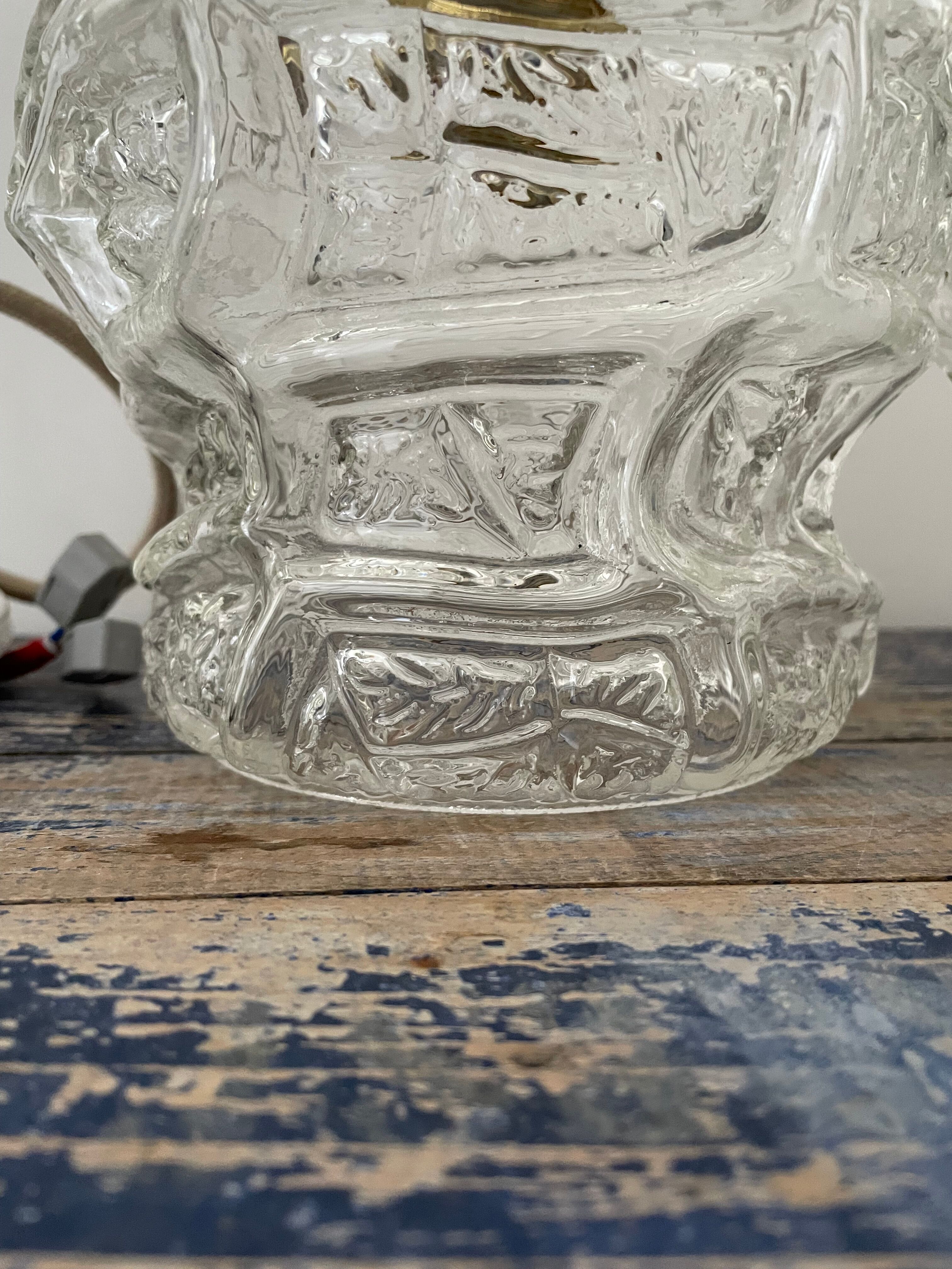 Lot de deux suspensions en verre ciselé