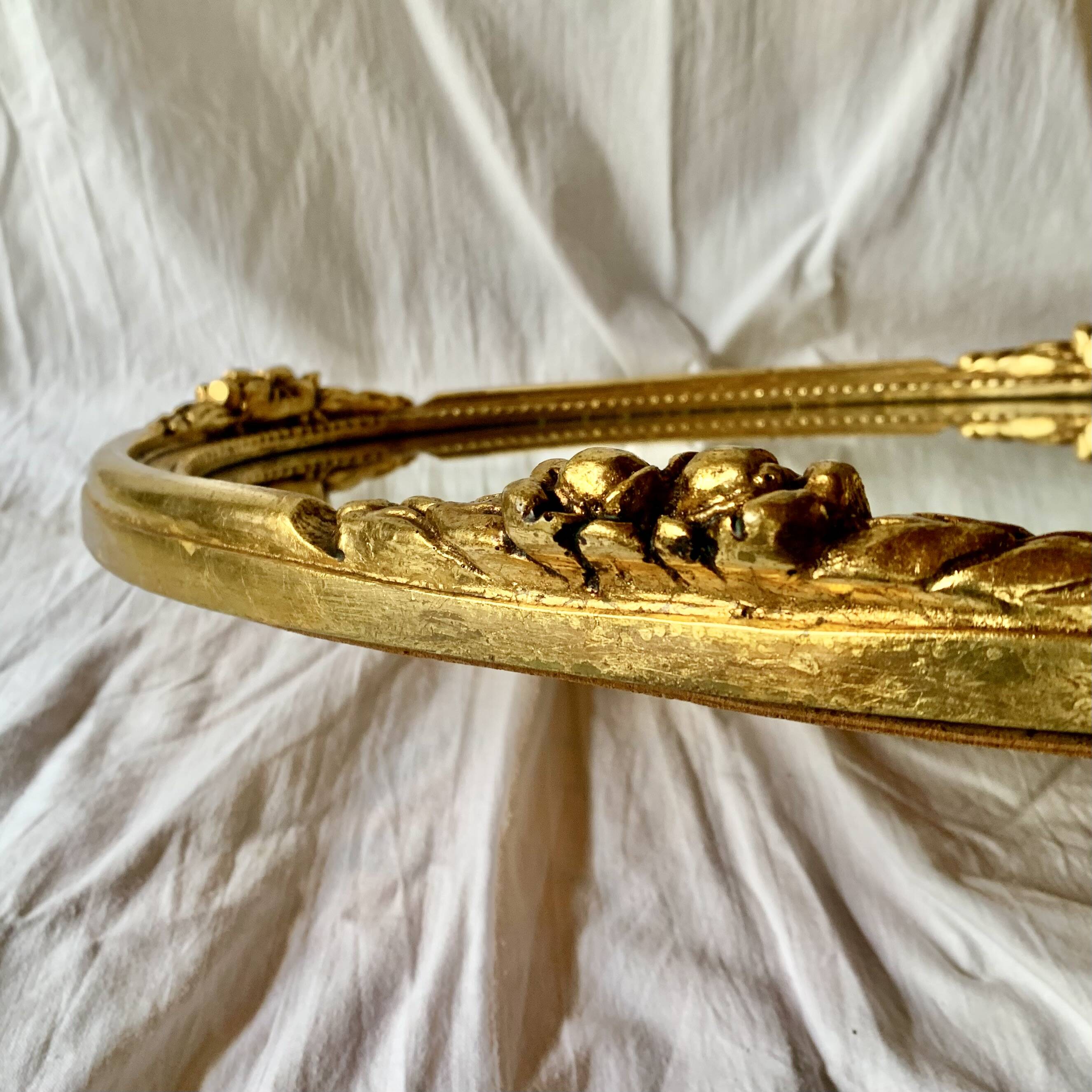 Ancien miroir mural ovale en résine dorée - 63 cm