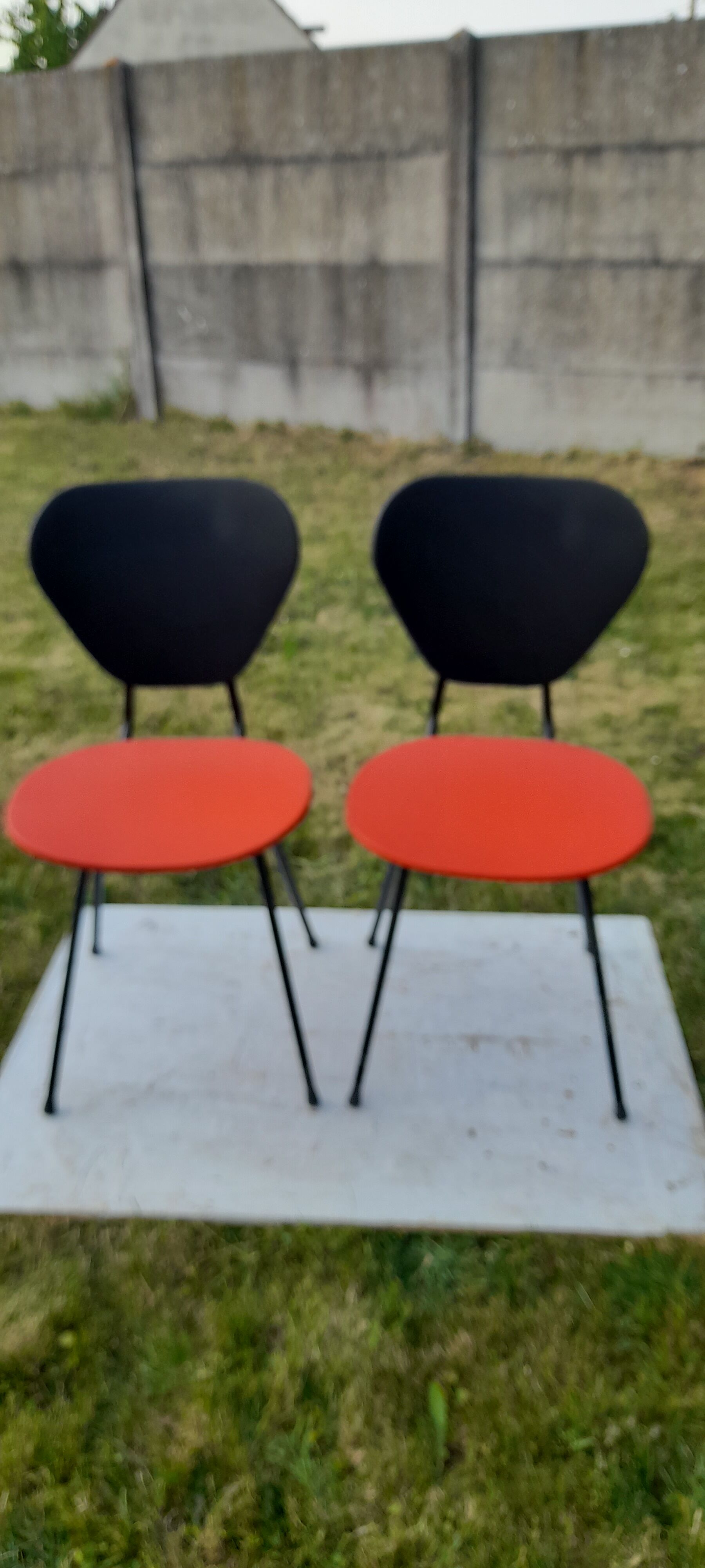 2 ant chairs in black and red skaï feet in black metal