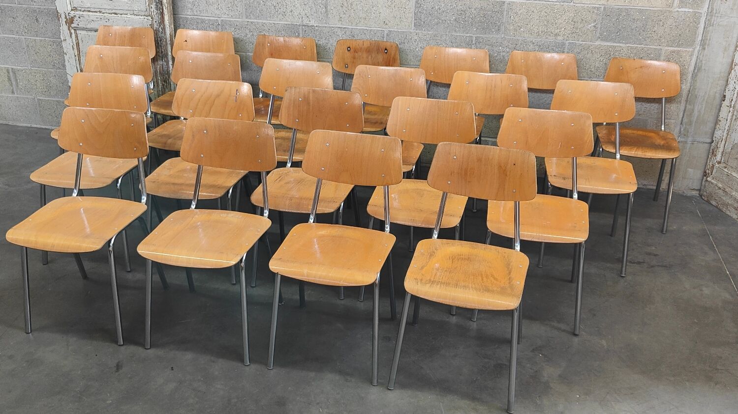 Lot de 22 chaises d'école tchèque " Kovonax" chrome et bois 1950