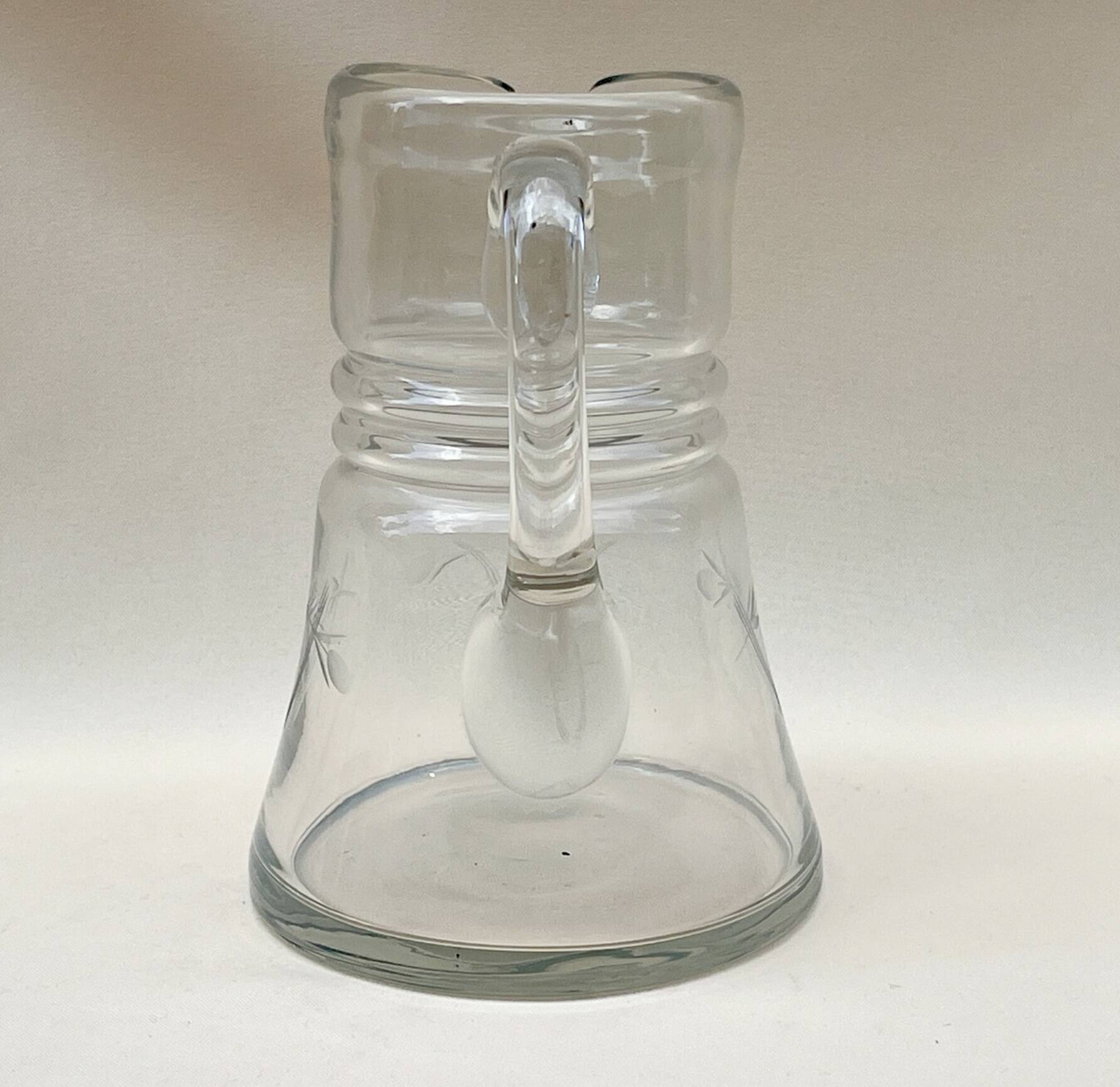 Ancienne carafe  pichet en verre soufflé  décor de feuilles ciselées 1940