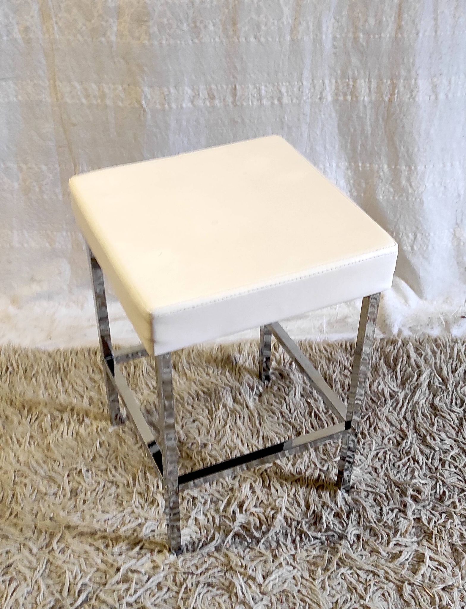 Tabouret design en métal chromé et similicuir blanc - mid. XXème