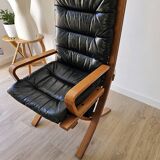 Scandinavian armchair in wood and leather.