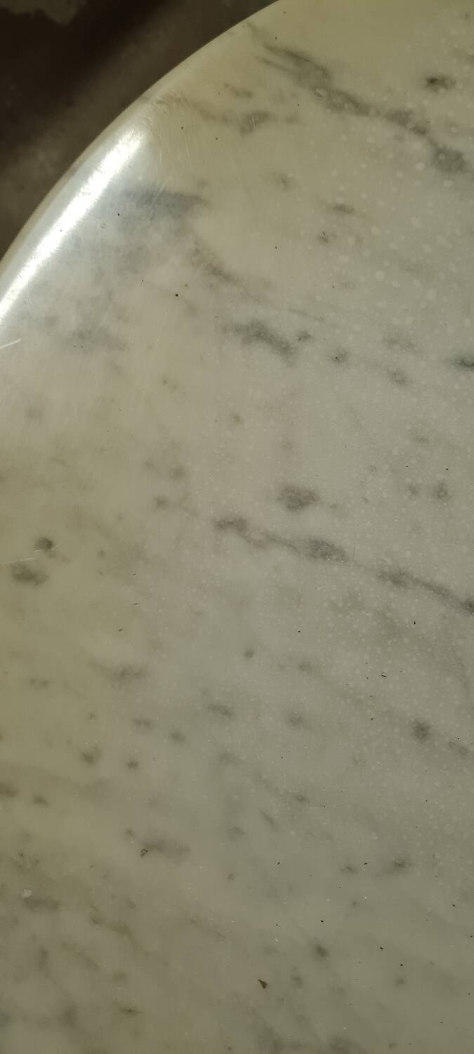 Pedestal table by Eero Saarinen Knoll edition