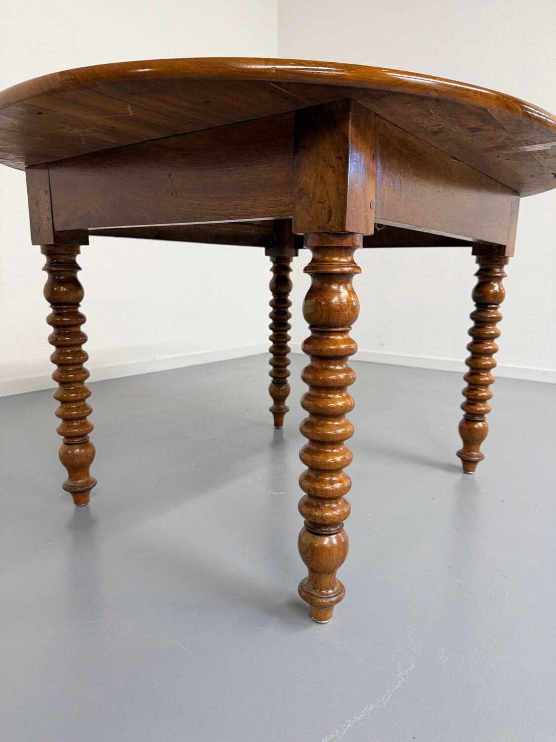 Oval dining table in solid wood with turned legs from the 1950s.