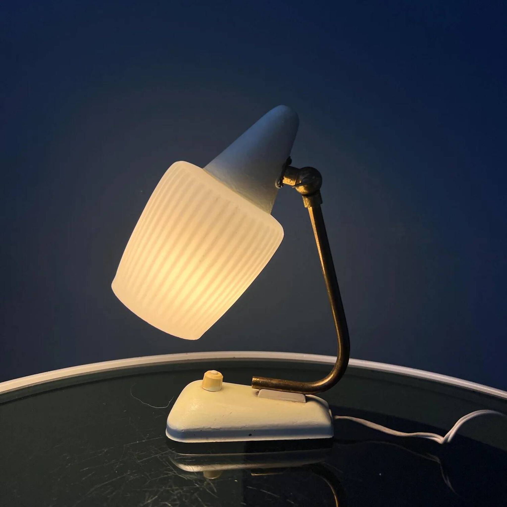 Lampe de bureau en verre opalin de style Art déco du milieu du siècle