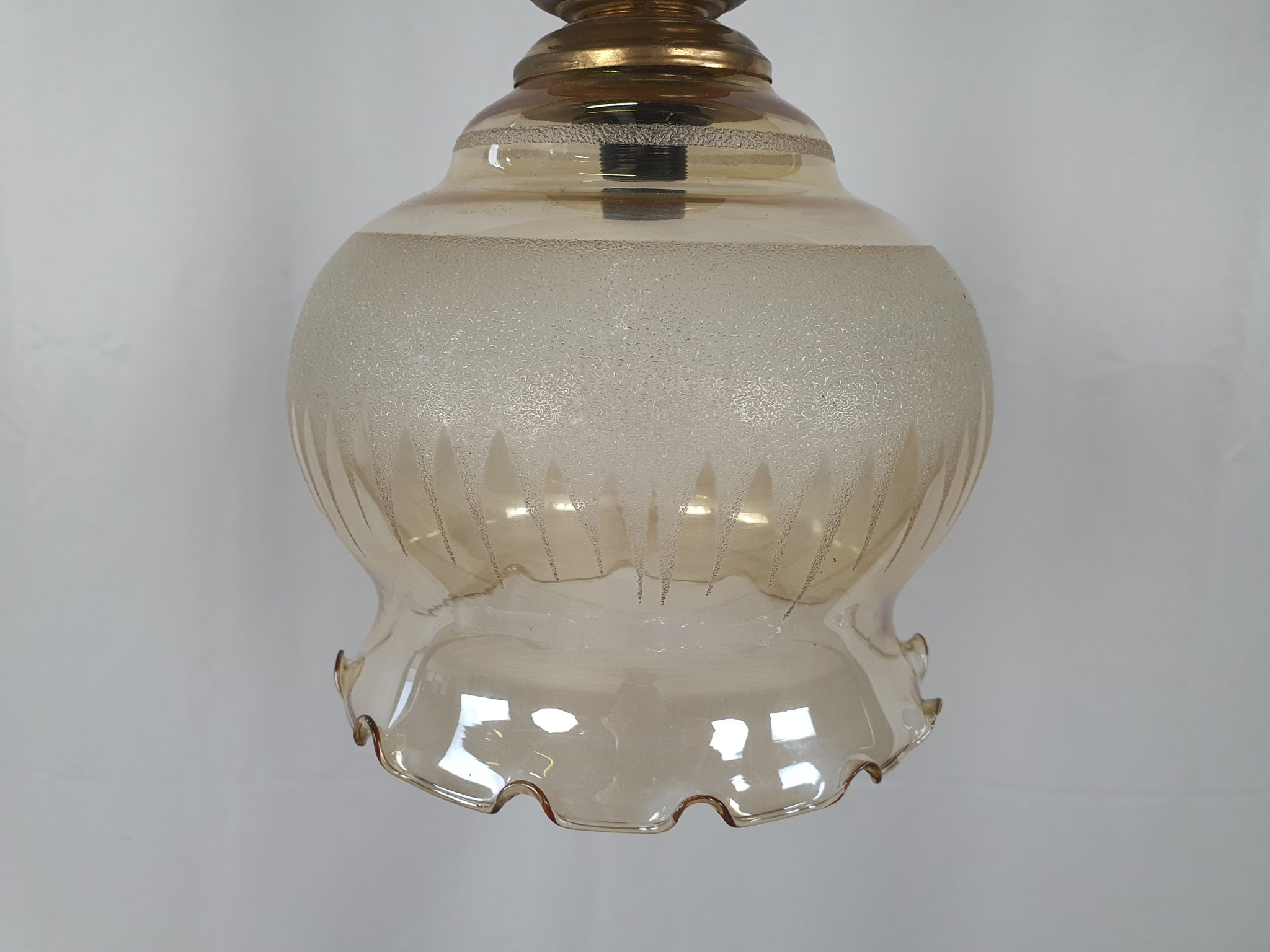 Lustre en verre travaillé et laiton