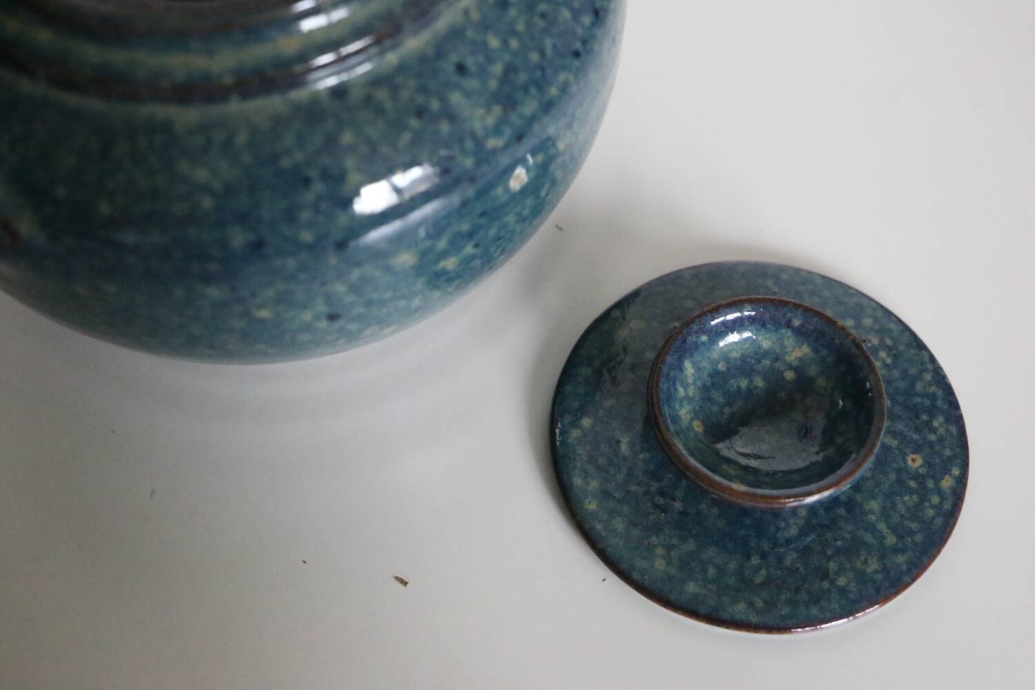 Soupière en poterie artisanale