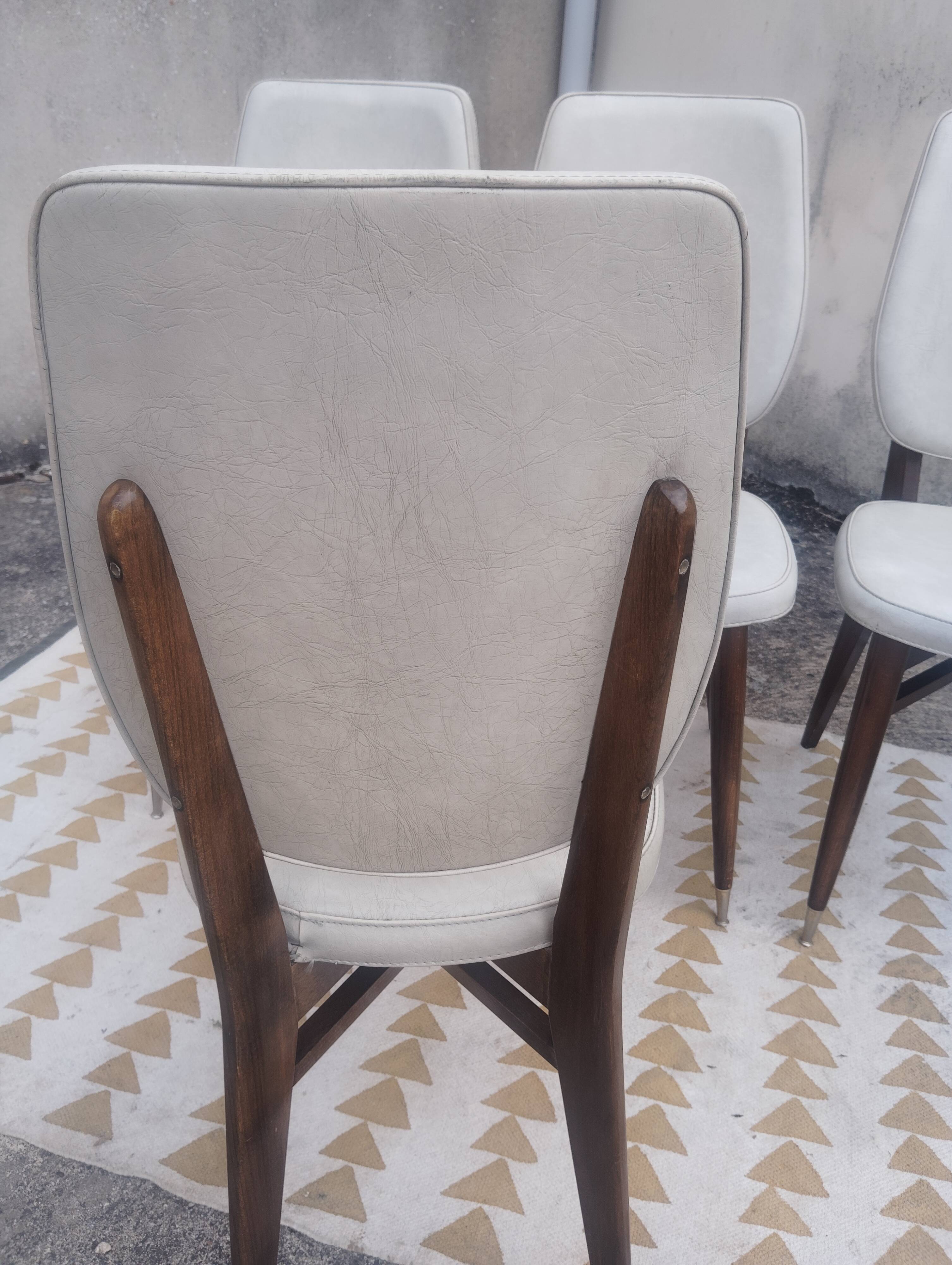 Set of 4 white and wooden Scandinavian chairs.