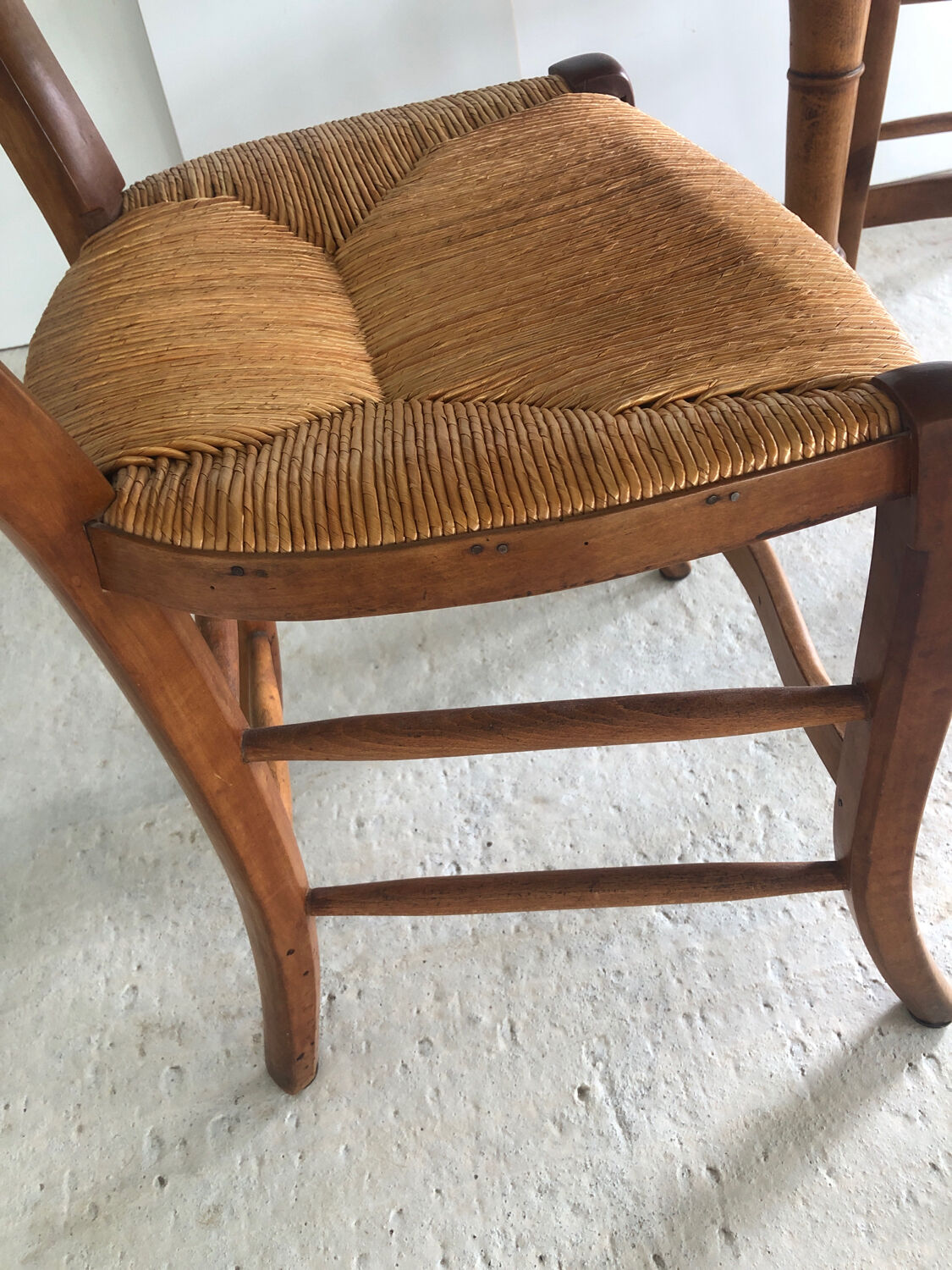 Round wooden table (4/6 people) with 4 straw chairs