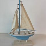 Bateau bleu et blanc