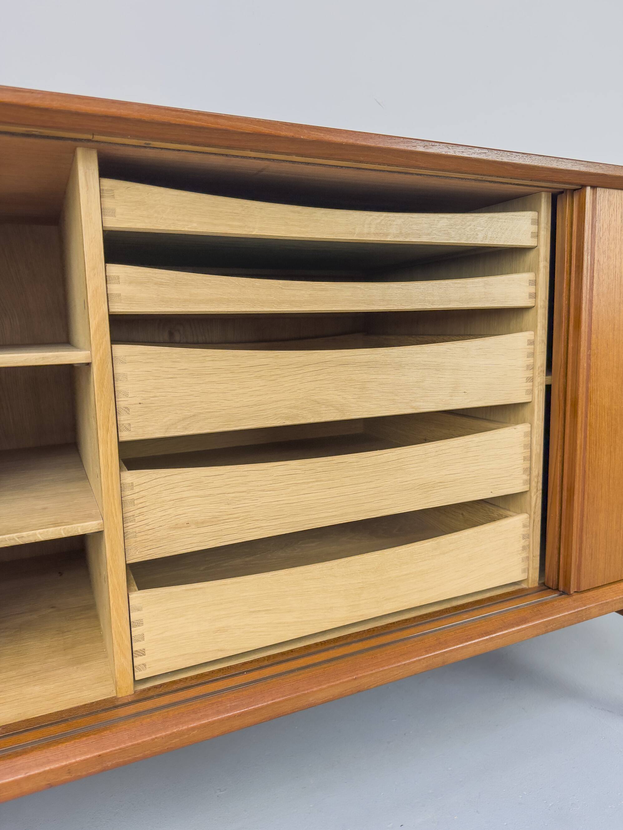 Buffet danois en teck par Henning Kjaernulf pour Bruno Hansen, années 1960