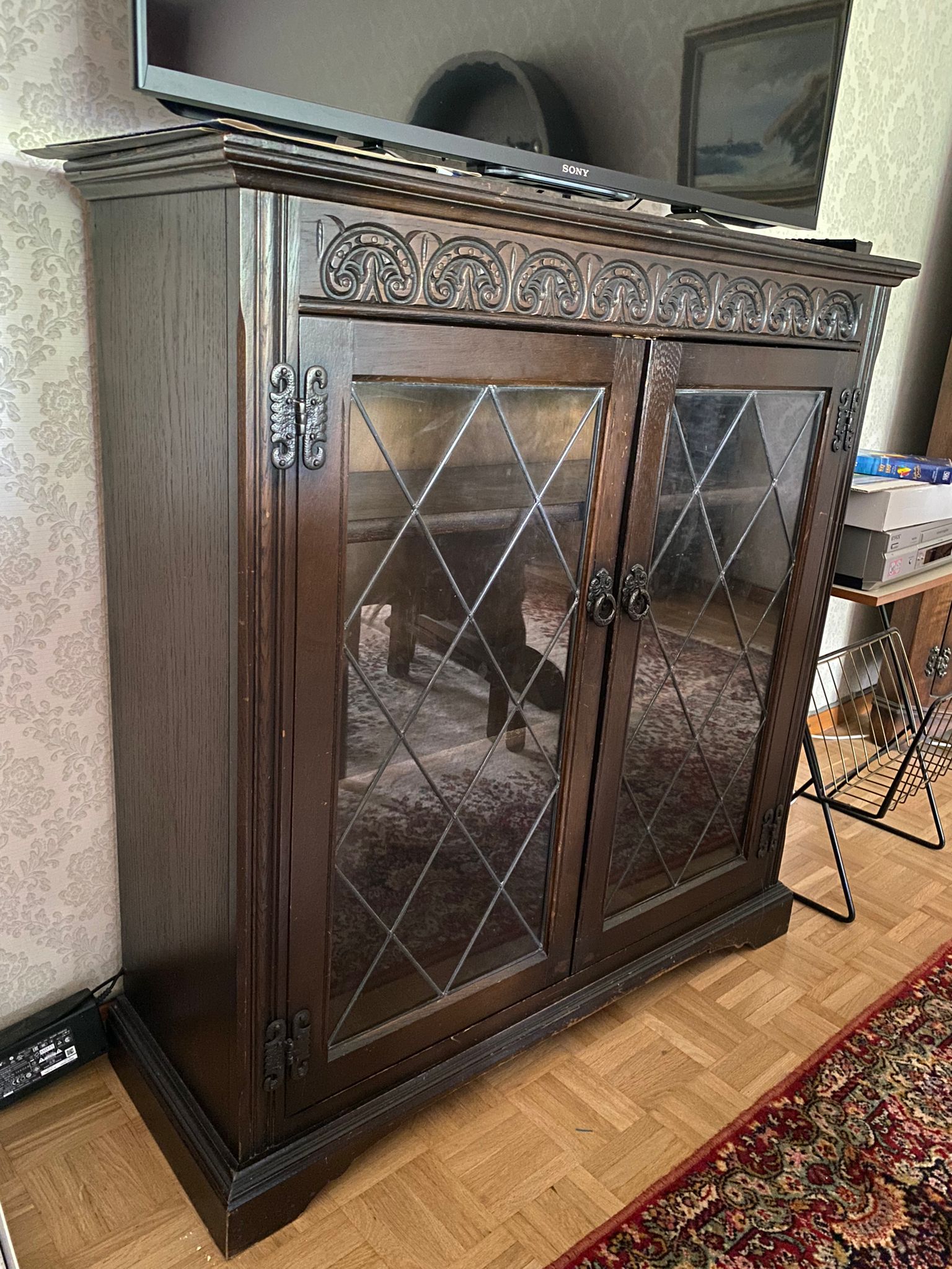 Furniture Showcase / Library with shelves
