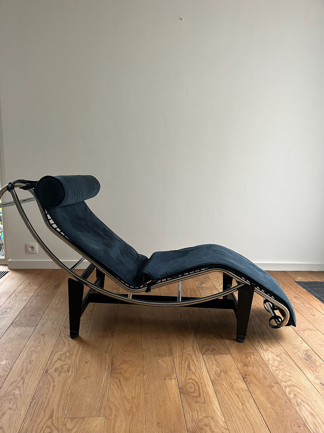 Chaise longue LC4 style Le Corbusier – suède bleu – piètement chromé