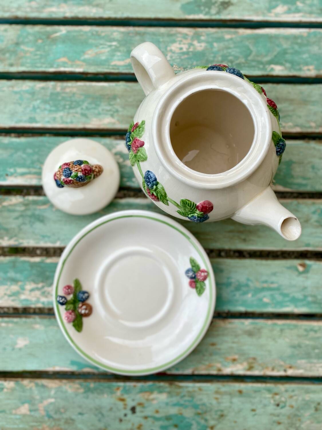 Teapot with fruity decoration