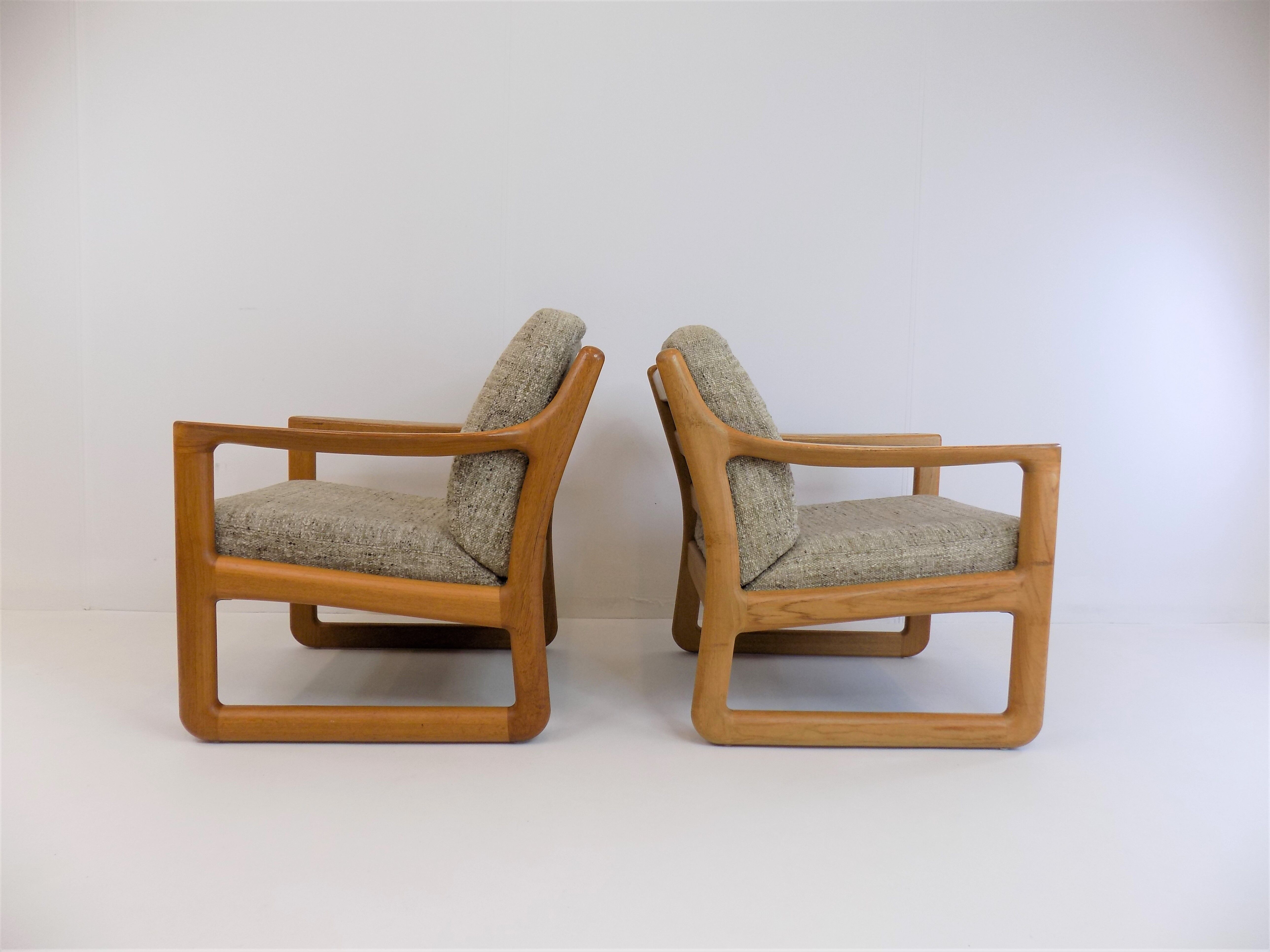Paire de fauteuils par Johannes Andersen