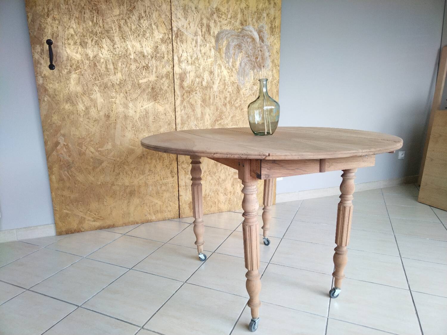 Round walnut shutter table