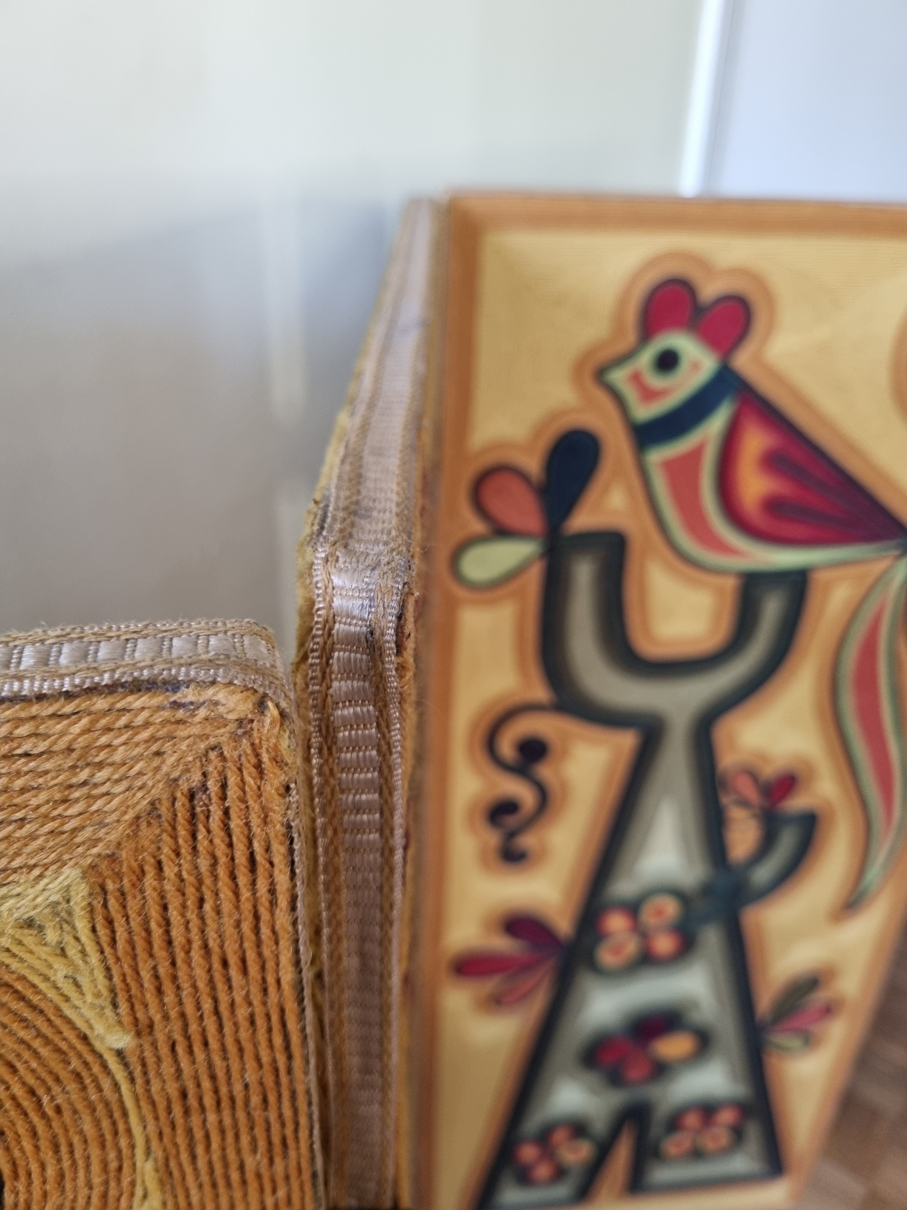 Paravent à décor de fils de laine, art "Huichol", signé, 123 cm