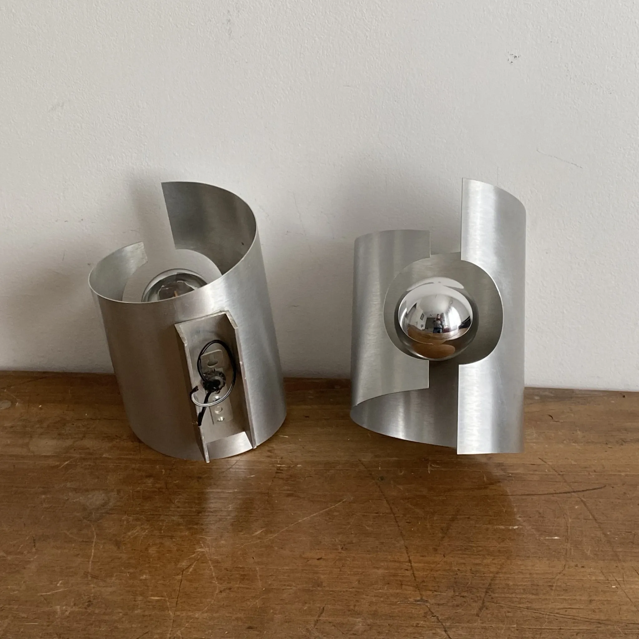 Paire d’appliques Oxar. 1970. Inox brossé.