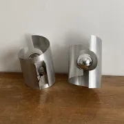 Paire d’appliques Oxar. 1970. Inox brossé.